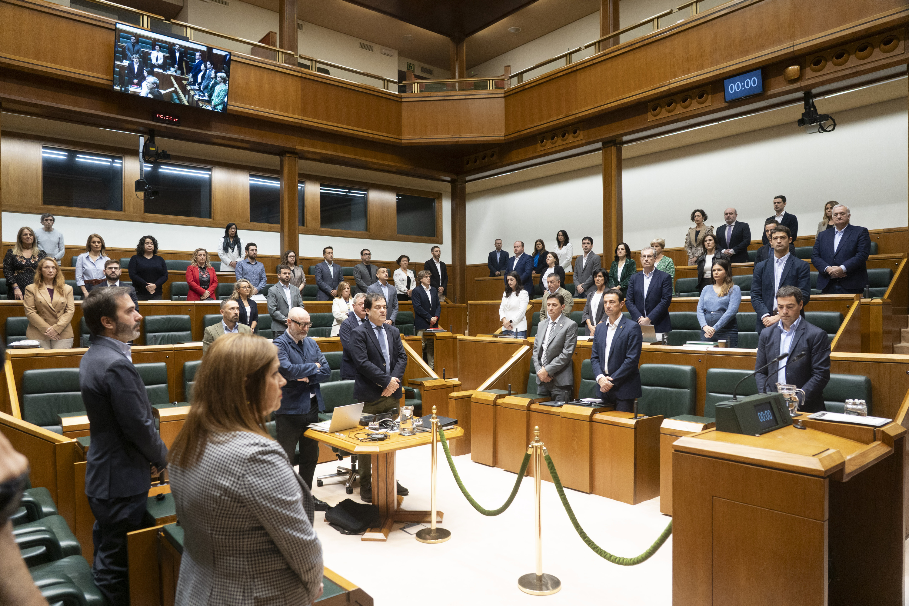 Eusko Legebiltzarrak minutu bateko isilunea egin du gaur goizean. EUSKO LEGEBILTZARRA