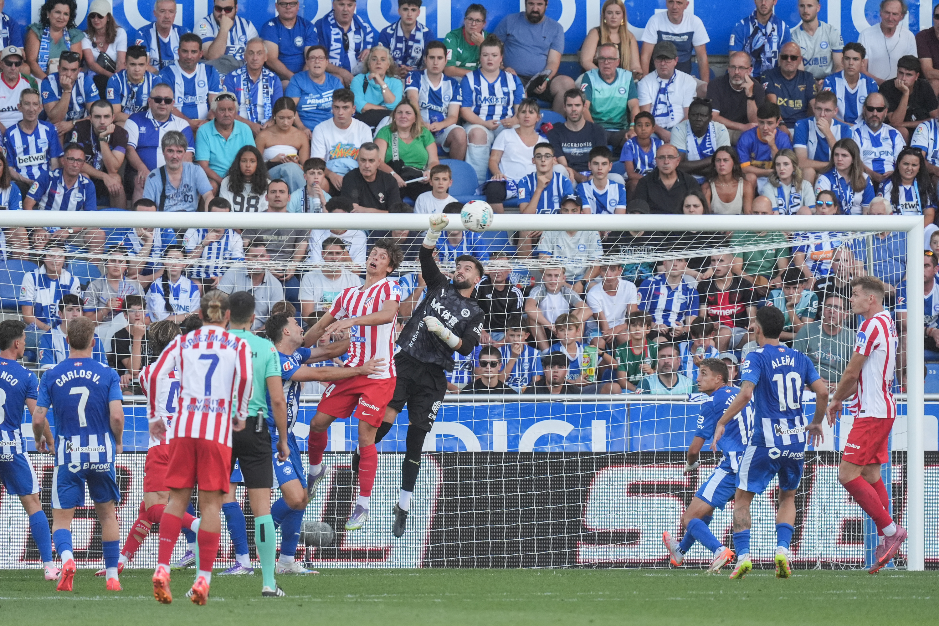 Antonio Sivera baloi bat eskuarekin ateratzen, Atletico Madrilen aurkako partidan. ENDIKA PORTILLO / FOKU Antonio Sivera baloi bat eskuarekin ateratzen, Atletico Madrilen aurkako partidan. ENDIKA PORTILLO / FOKU