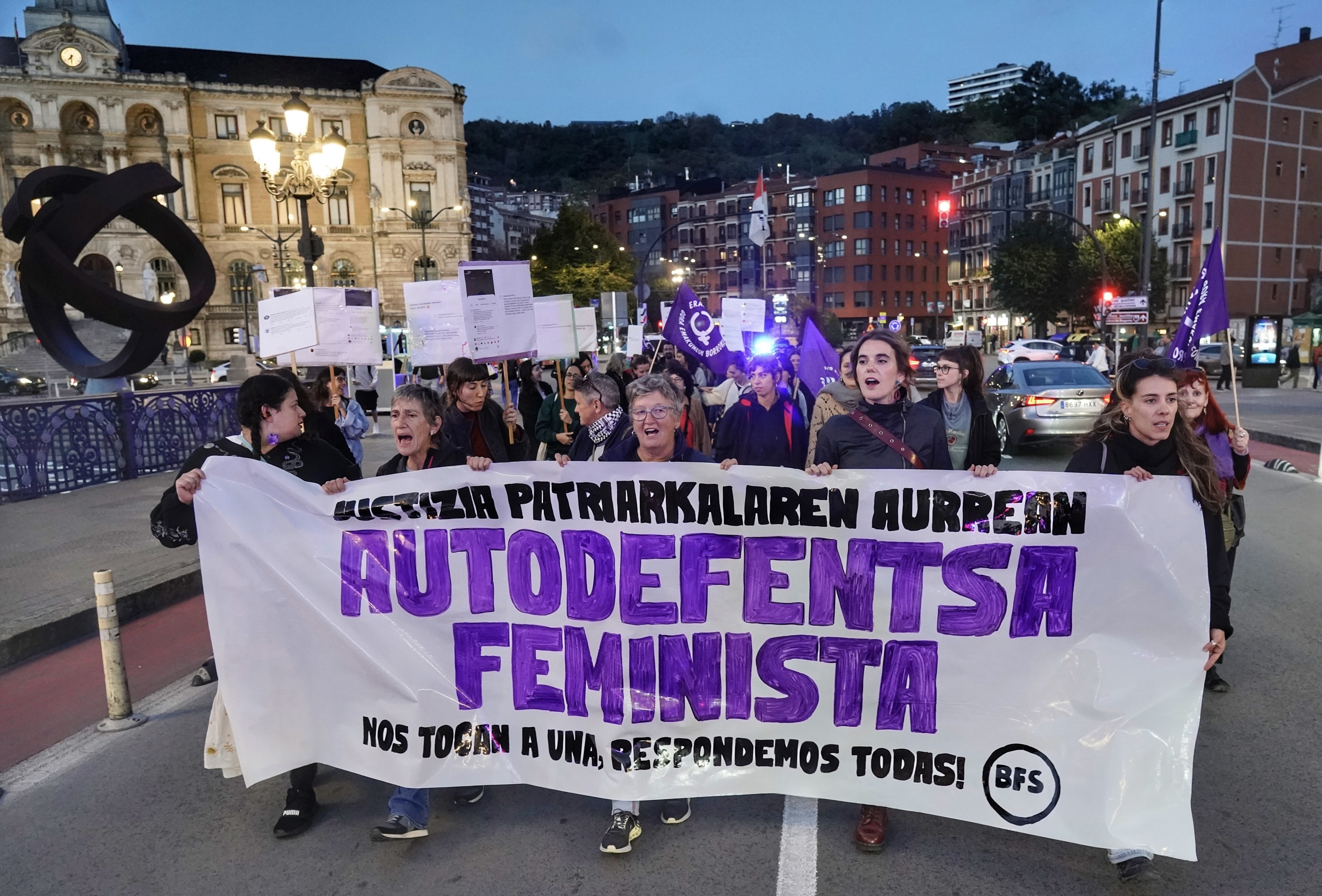 Mugimendu feministak deitutako manifestazioa, atzo, Bilbon. MARISOL RAMIREZ / FOKU