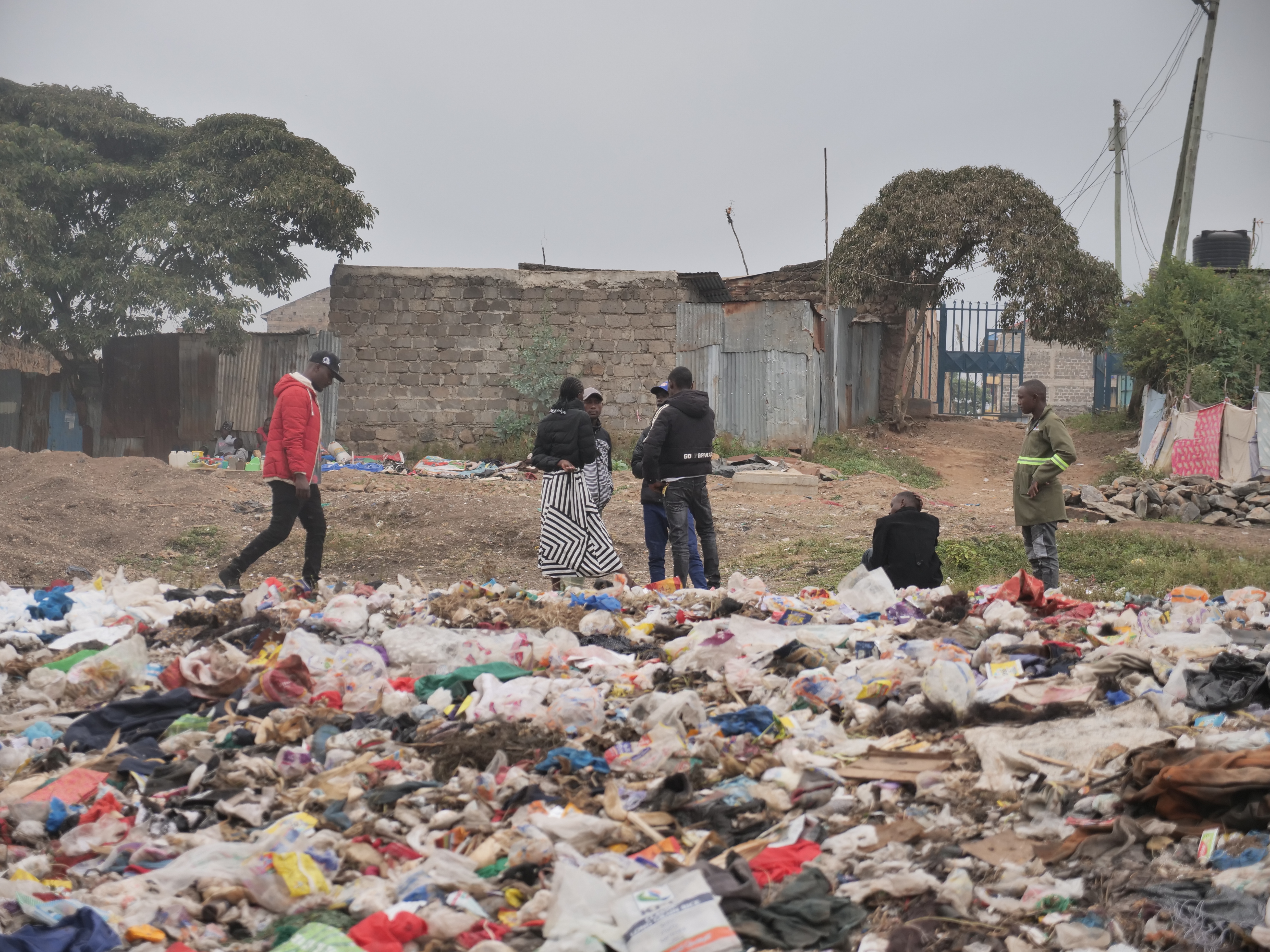 Gazte talde bat Mailisabako zabortegian lanean. OSKAR EPELDE JULDAIN