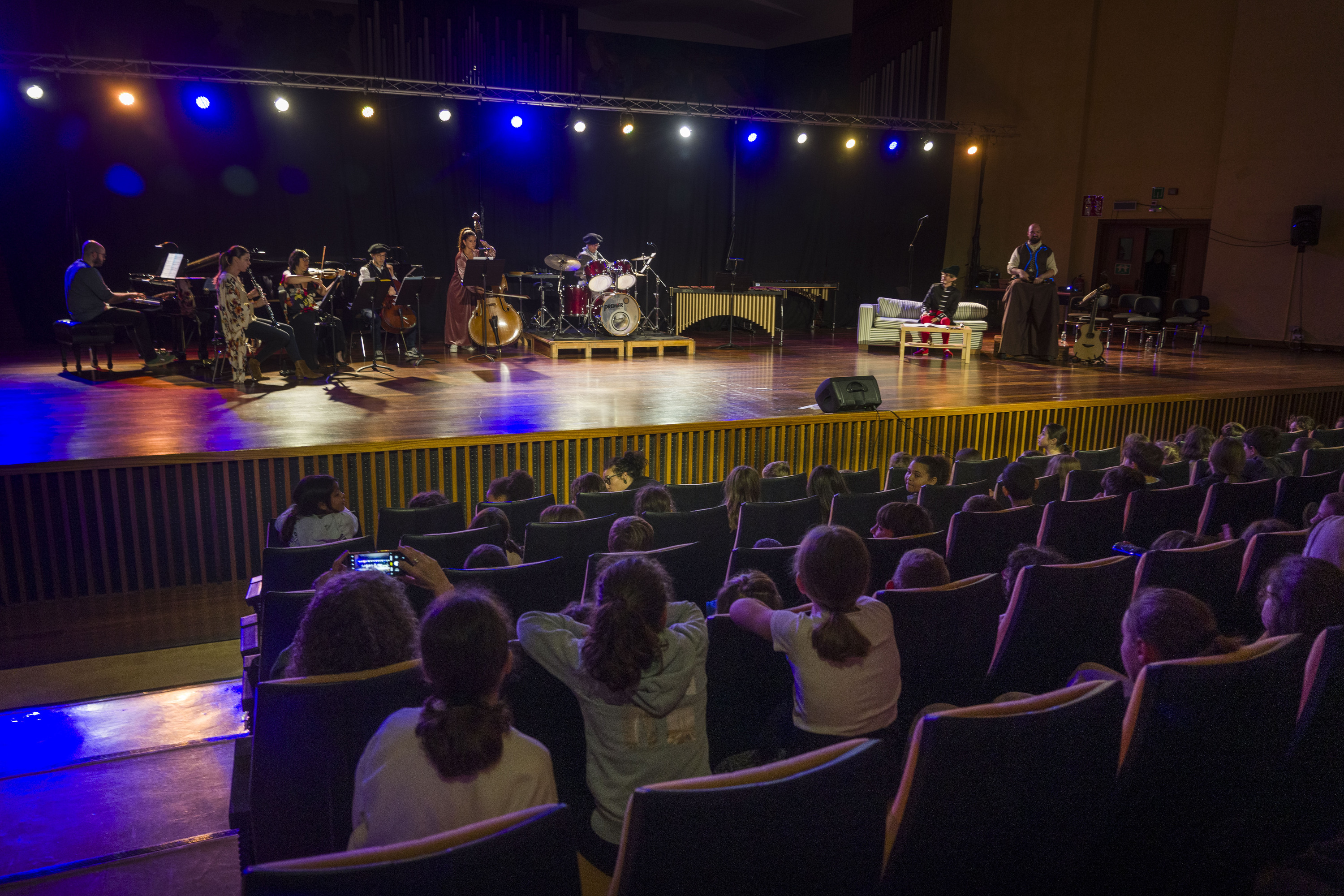 Euskadiko Orkestrak 'Musika tantak' kontzertuaren zati bat erakutsi die gaur ikasleei, Donostian, zikloaren aurkezpenean. JON URBE / FOKU