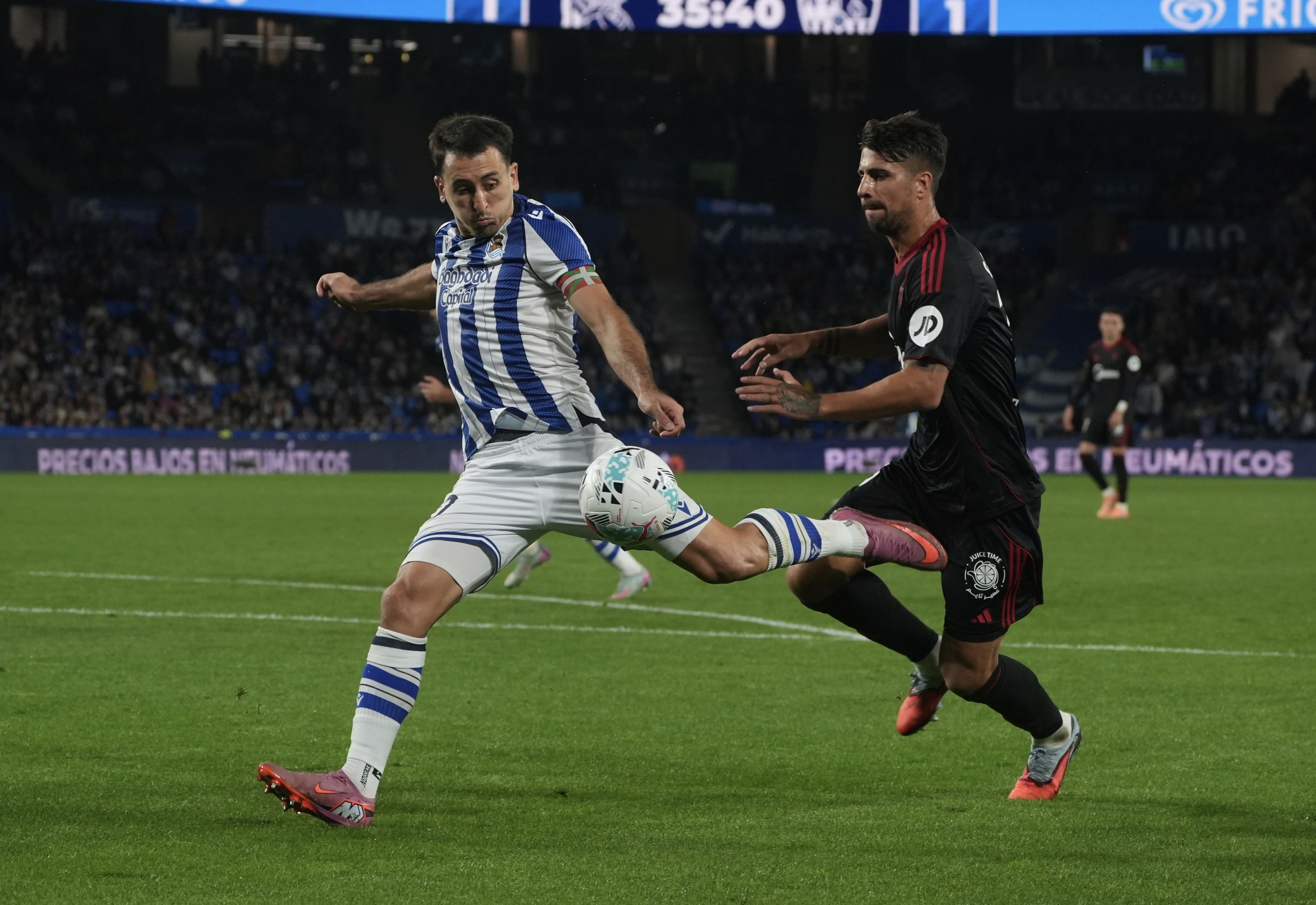 Mikel Oiartzabal, Realaren bigarren gola sartzear, bart, Anoetan, Sevillaren aurkako partidan. JON URBE / FOKU Mikel Oiartzabal, Realaren bigarren gola sartzear, bart, Anoetan, Sevillaren aurkako partidan. JON URBE / FOKU