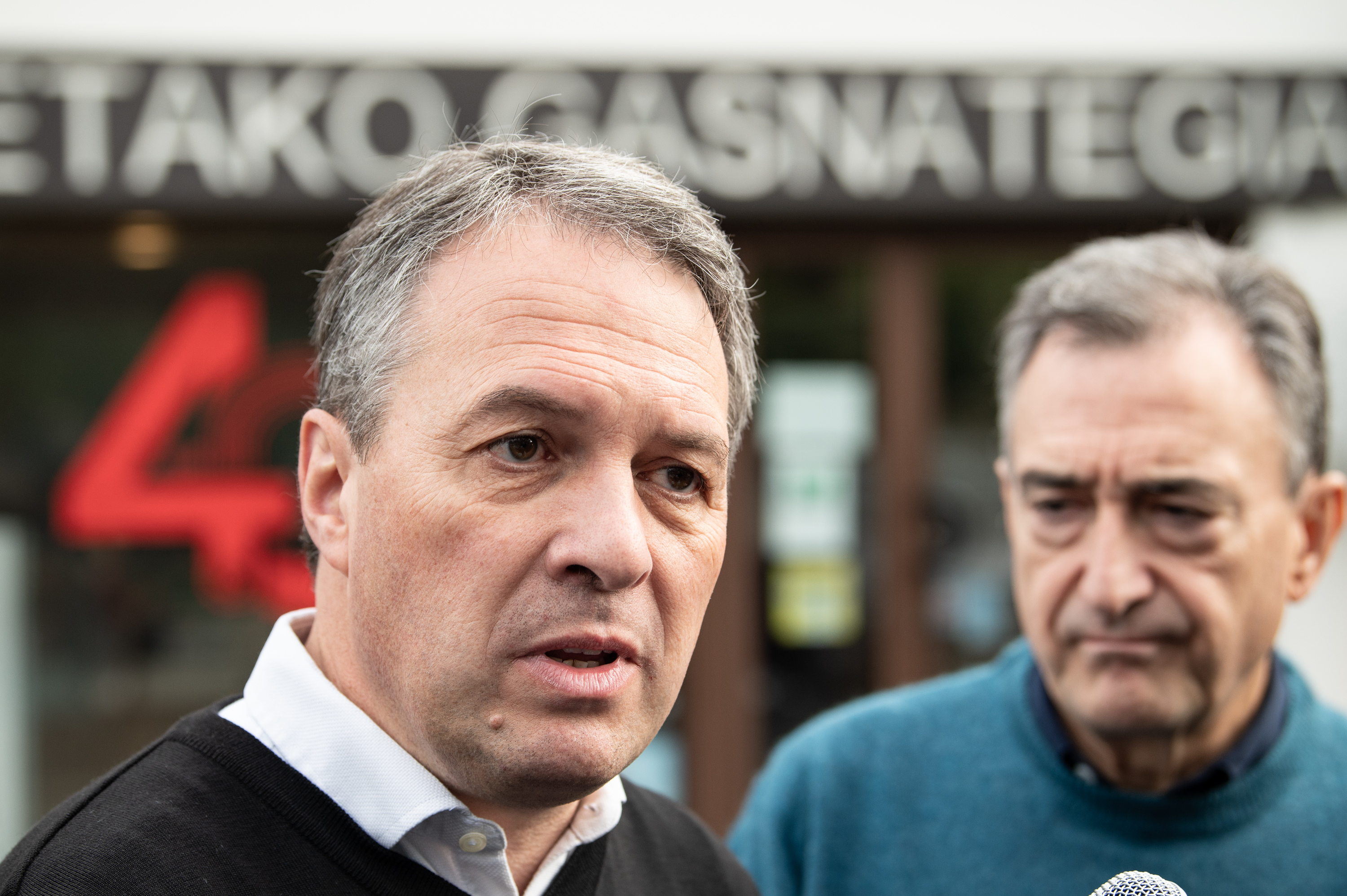 Peio Etxeleku eta Aitor Esteban, gaur goizean, Heletako gasnategian. PATXI BELTZAIZ Peio Etxeleku eta Aitor Esteban, gaur goizean, Heletako gasnategian. PATXI BELTZAIZ