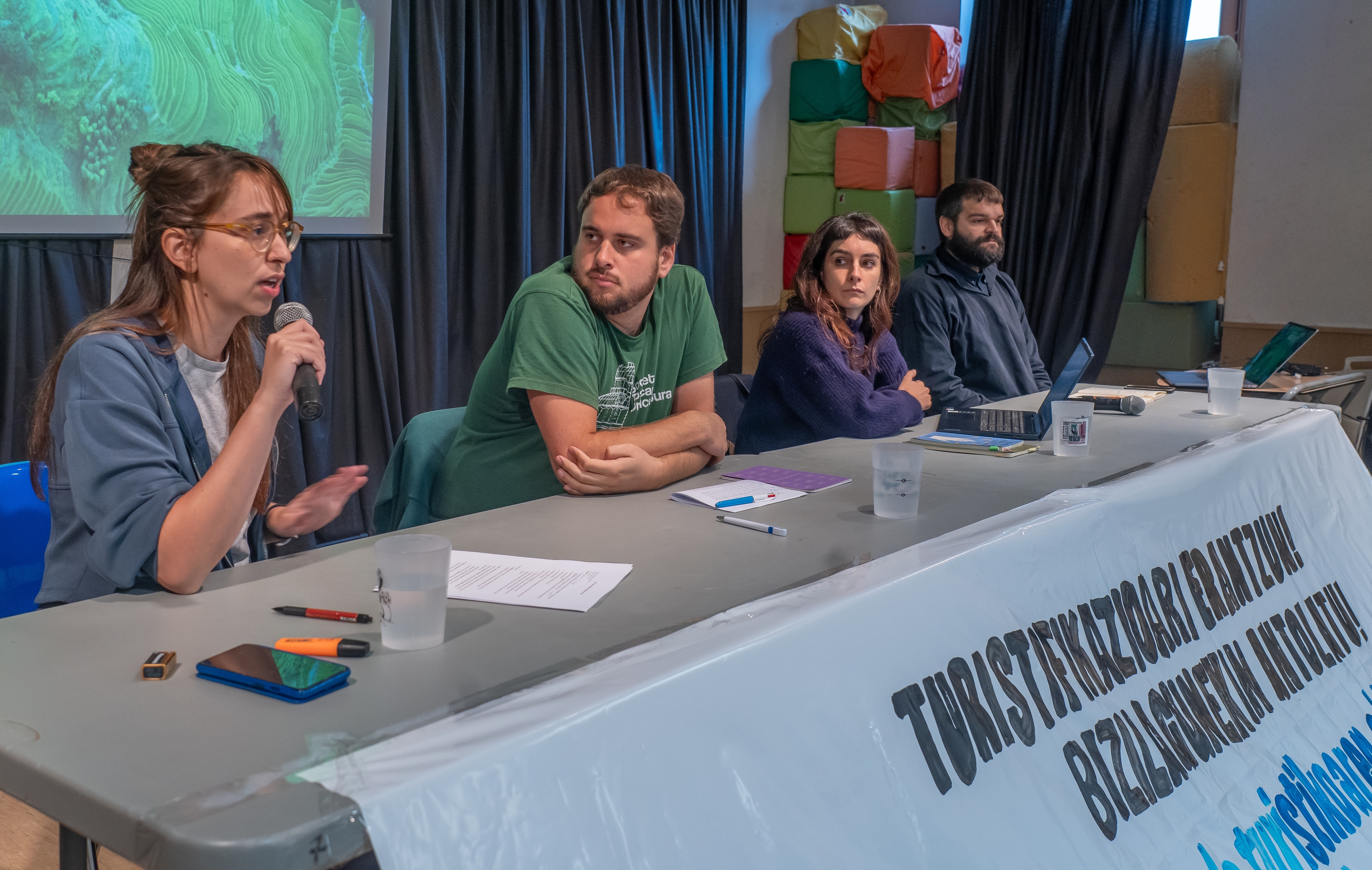 Bizilagunak plataformako Amaia Oulad, eta ondoan hiru hizlariak: Marti Serra, Itxaso Larramendi eta Mikel Azkona. ANDONI CANELLADA / FOKU