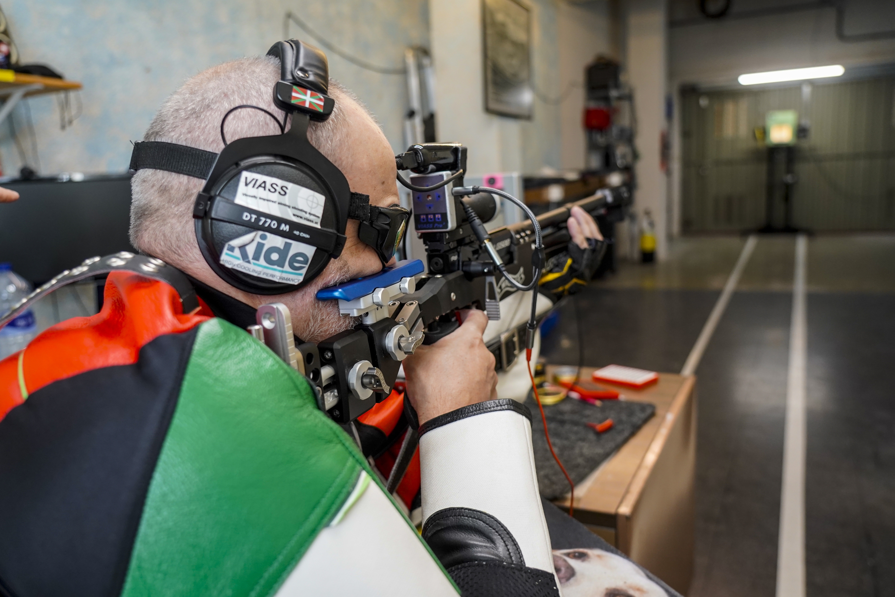 Ager Solabarrieta, Ondarroan duten lokalean, jaurtiketa bat egiteko prest. MARISOL RAMIREZ / FOKU