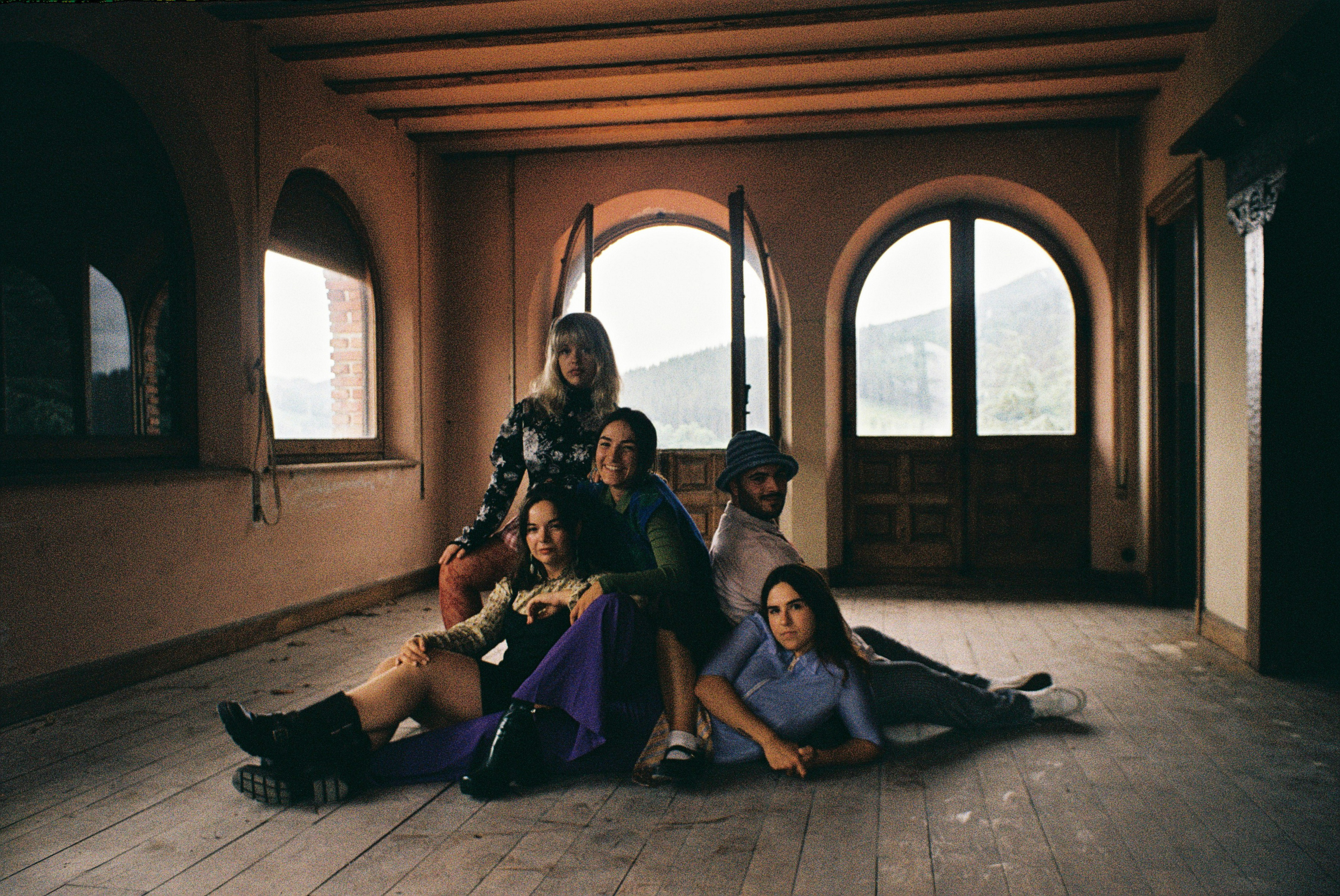 Naxker musika taldeko kideak; ezkerrean, lurrean eserita, Jaione Baraibar. NAXKER