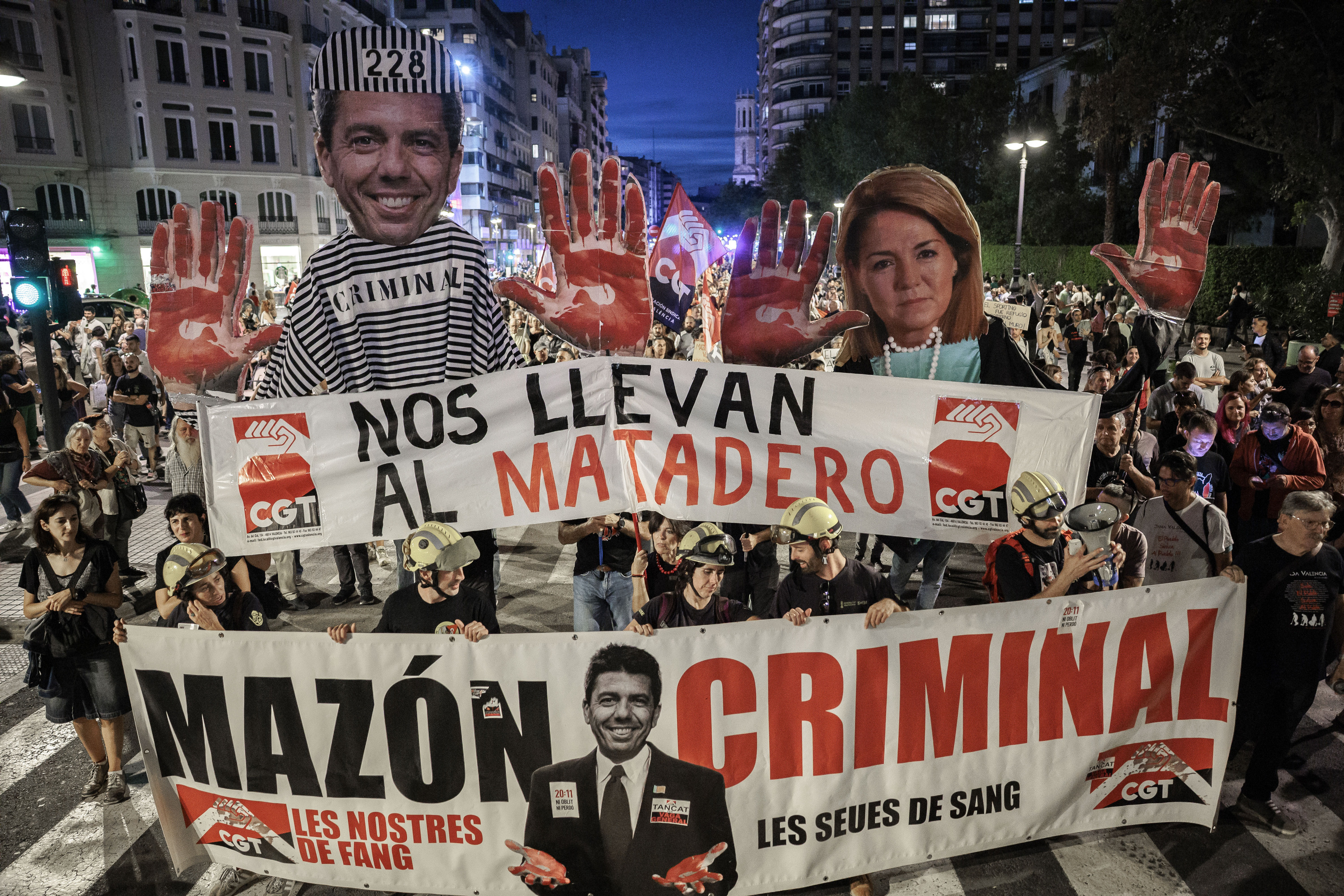 Carlos Mazonen aurkako manifestazioa Valentzian, larunbatean. BIEL ALIÑO / EFE Carlos Mazonen aurkako manifestazioa Valentzian, larunbatean. BIEL ALIÑO / EFE