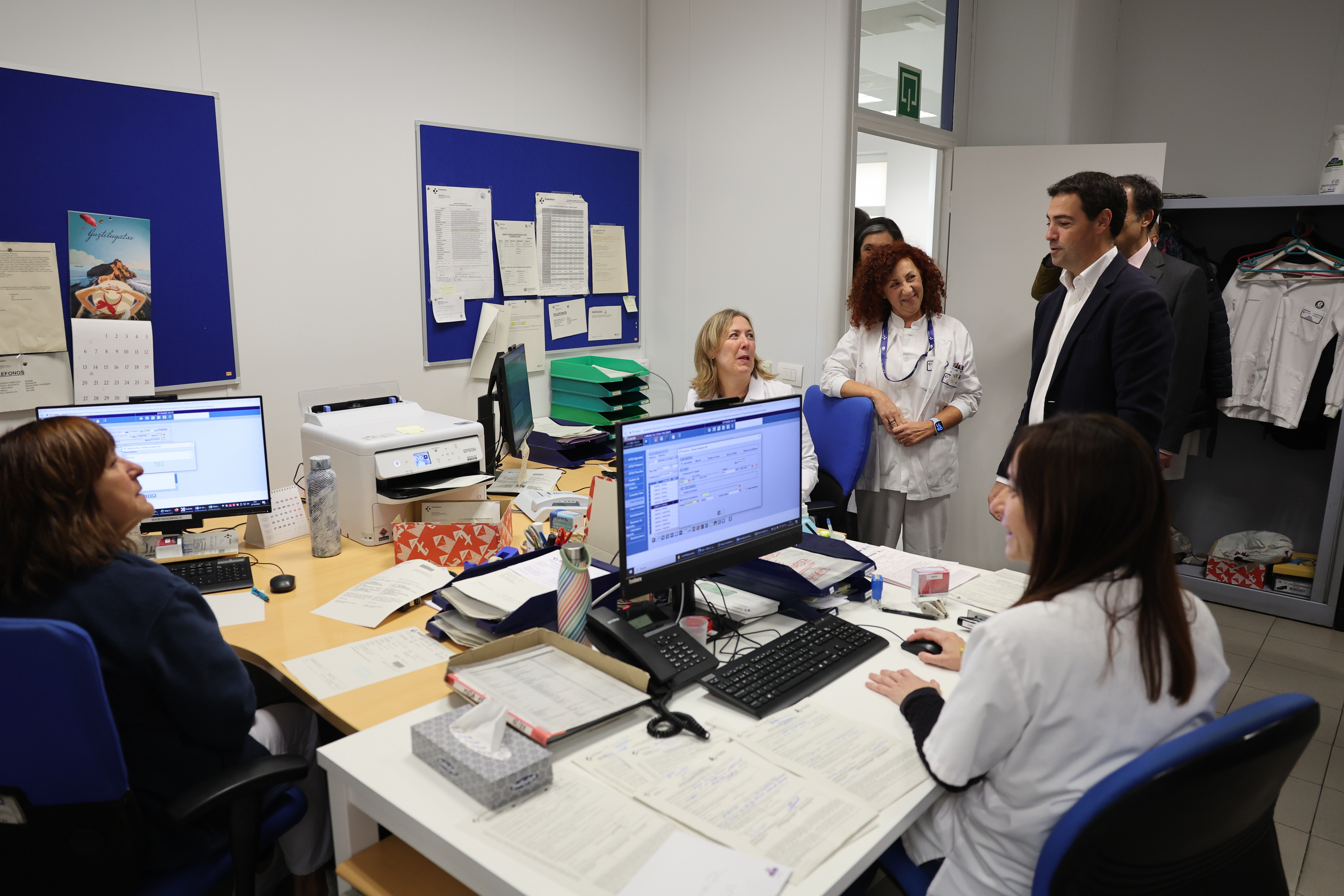 Imanol Pradales, Bilboko Areilza Doktoreko osasun zentroko langileekin hizketan.  Imanol Pradales, Bilboko Areilza Doktoreko osasun zentroko langileekin hizketan.