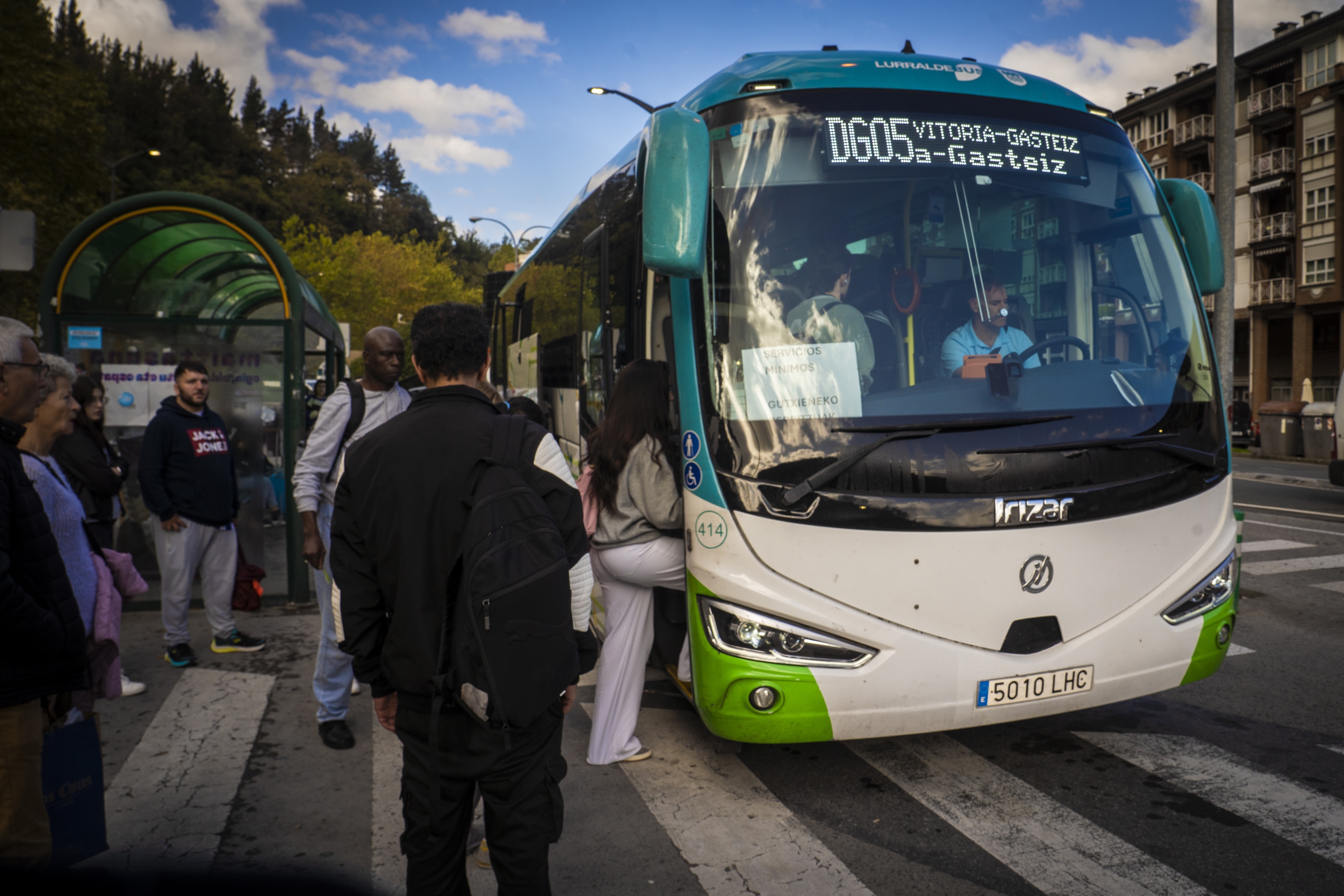 Autobus bat, iazko greba egun batean, Bergaran. GORKA RUBIO / FOKU Autobus bat, iazko greba egun batean, Bergaran. GORKA RUBIO / FOKU