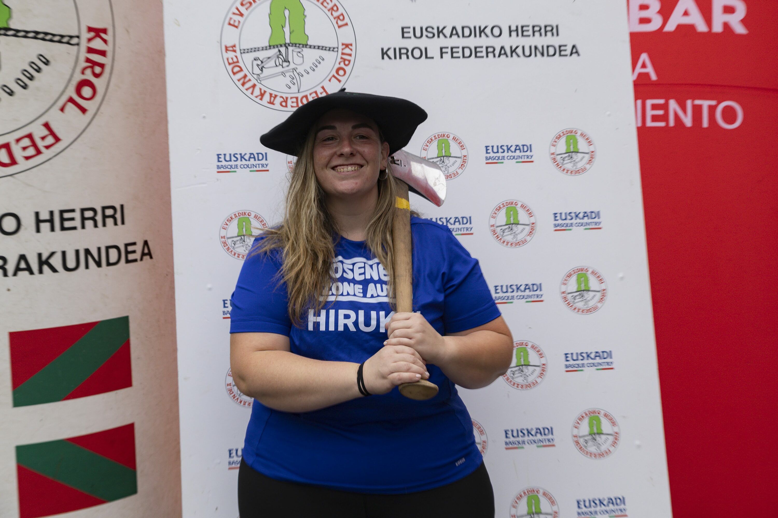 Nerea Sorondo aizkolaria, txapela buruan duela. MIKEL ASKASIBAR / ELGOIBARKO UDALA