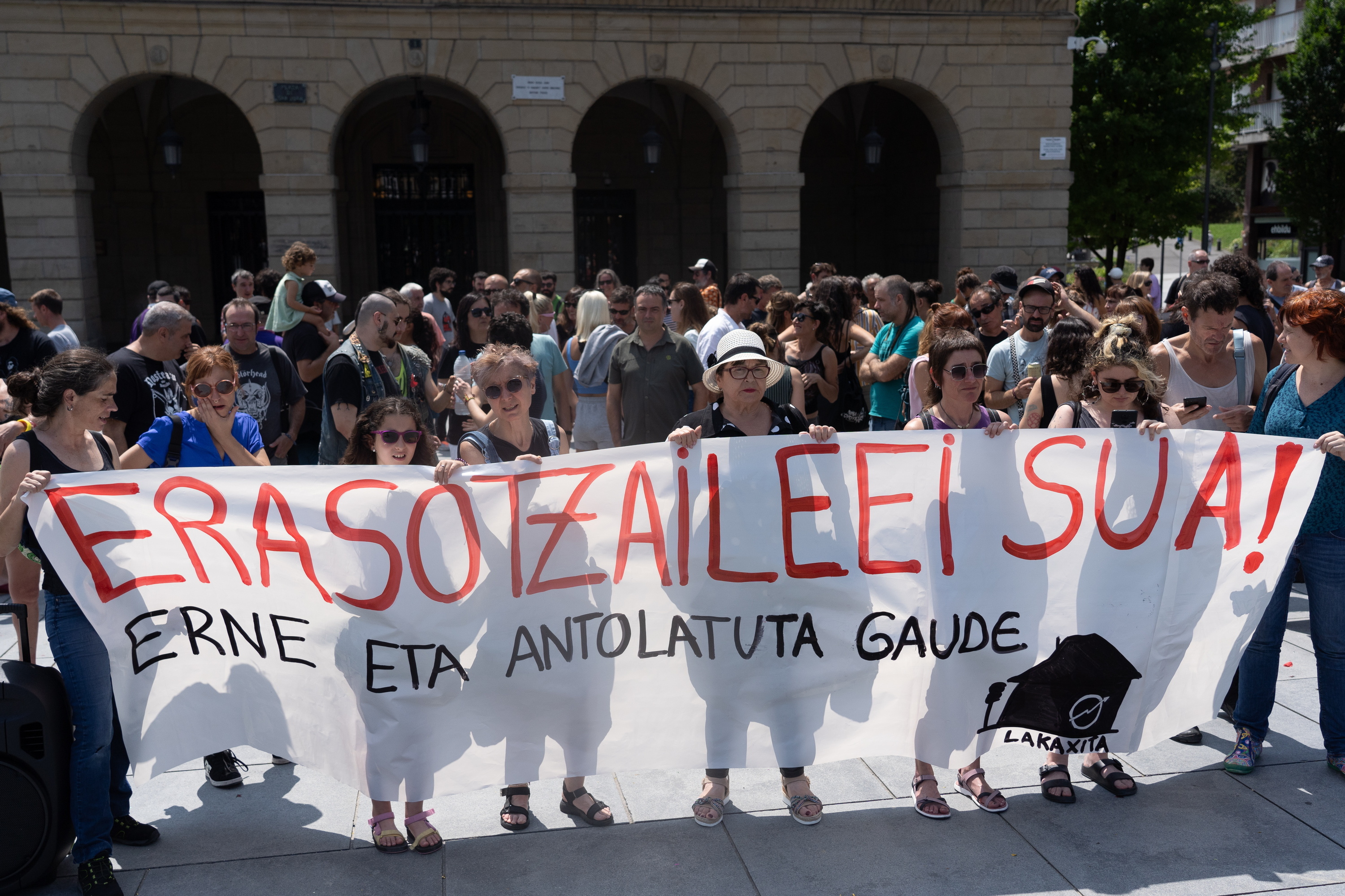 Indarkeria matxista salatzeko elkarretaratze bat Irunen, artxiboko irudi batean. JAGOBA MANTEROLA / FOKU