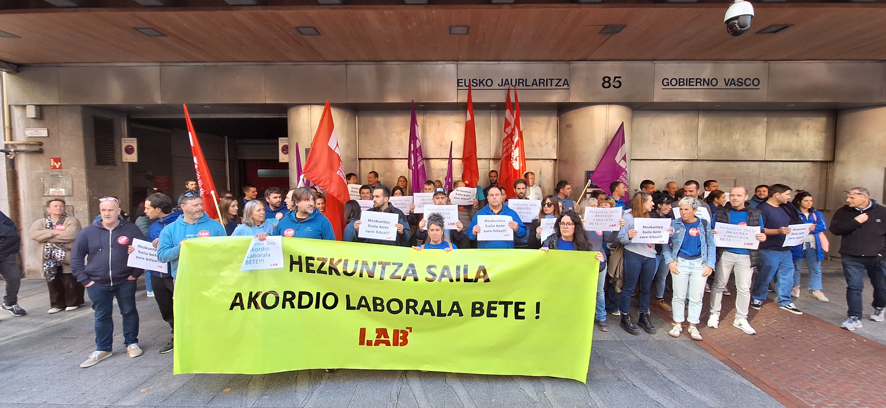 LABen protesta, gaur goizean, Eusko Jaurlaritzako Bilboko egoitzaren aurrean. LAB