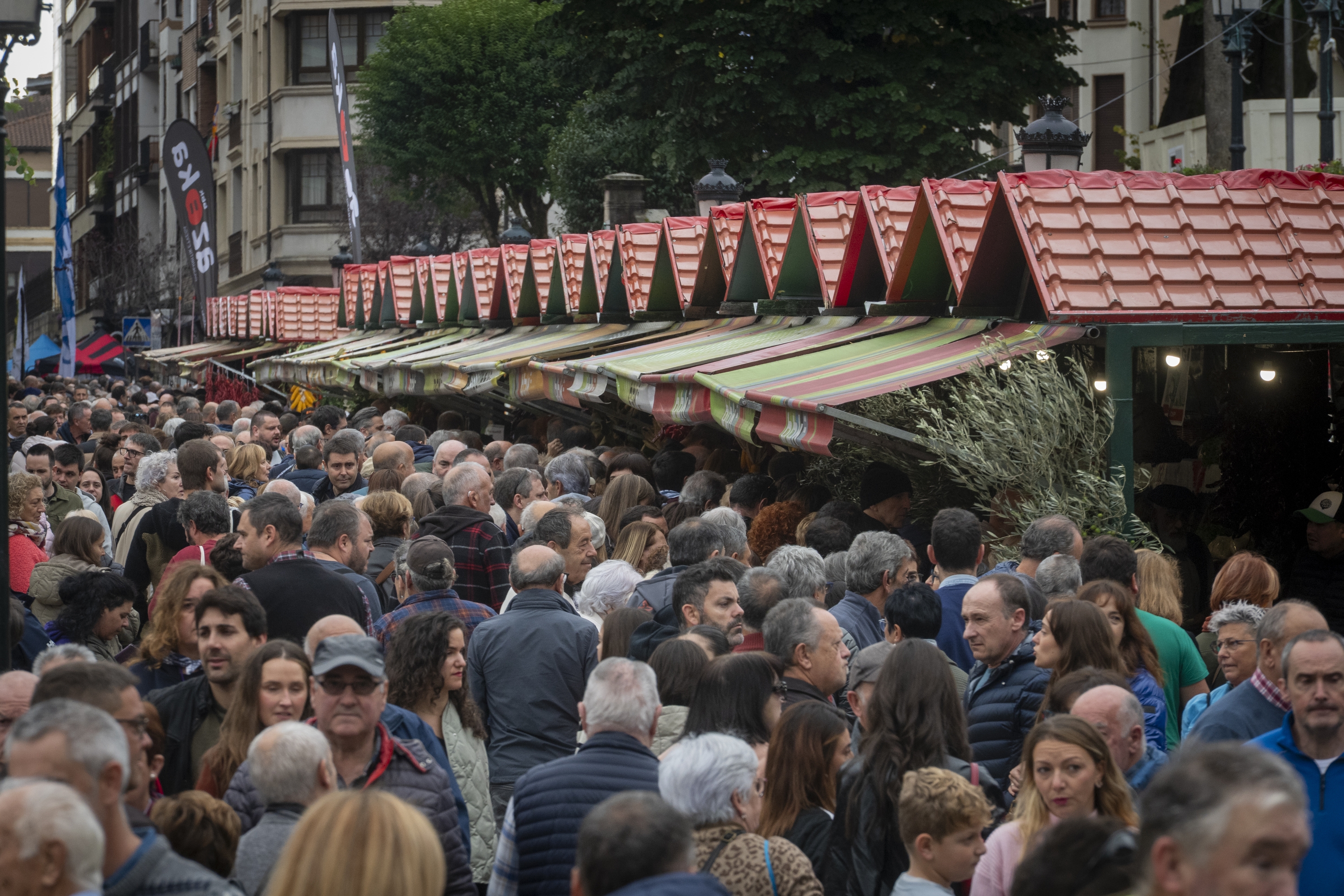 Gernika-Lumoko urriko azken asteleheneko azoka, gaur. GORKA RUBIO / FOKU