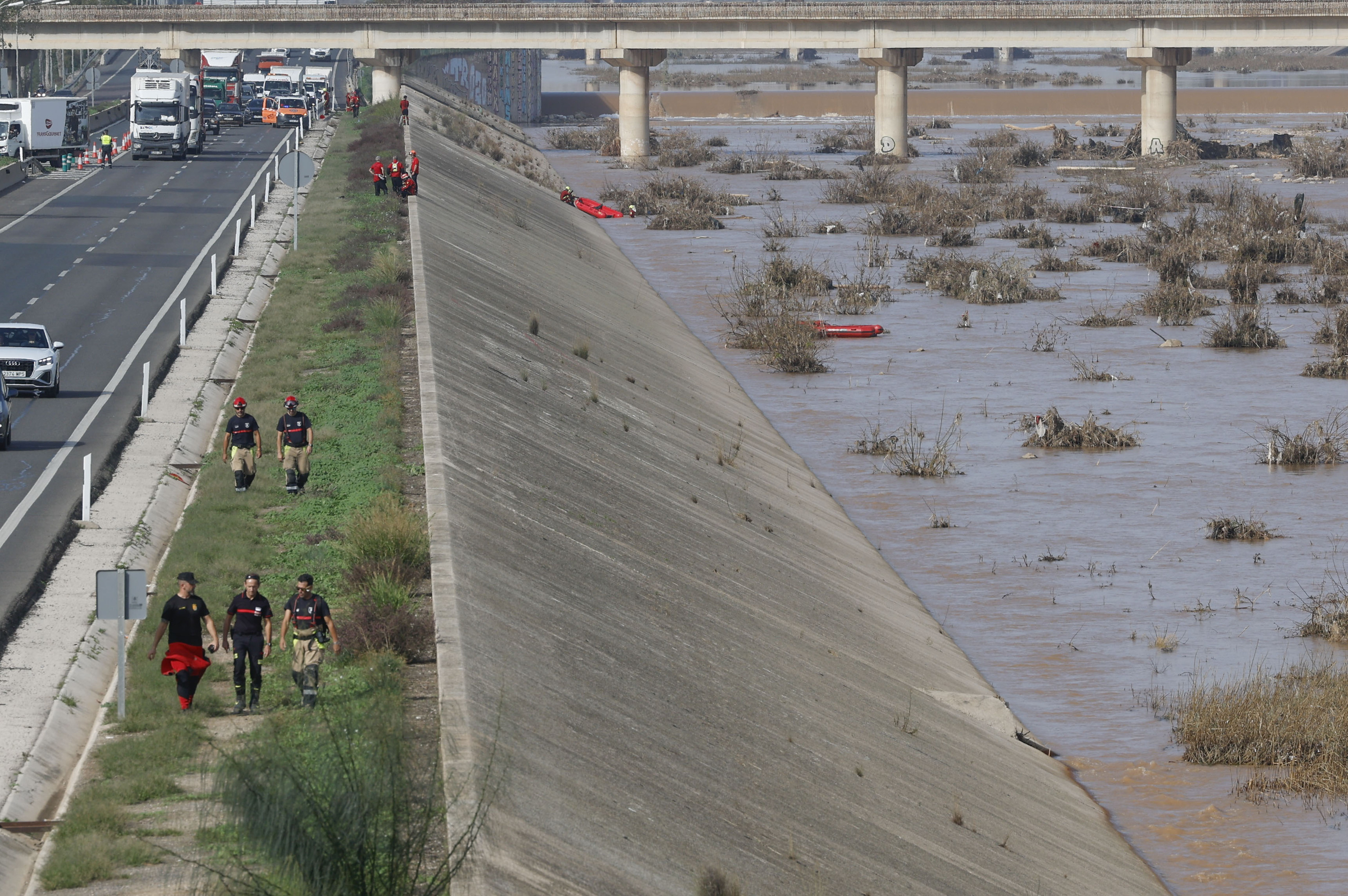 Espainiako Armadako larrialdi zerbitzuetako kide batzuk, Turia ibaiaren ertzean, uholdeak jazo eta astebetera. JJ GUILLEN / EFE