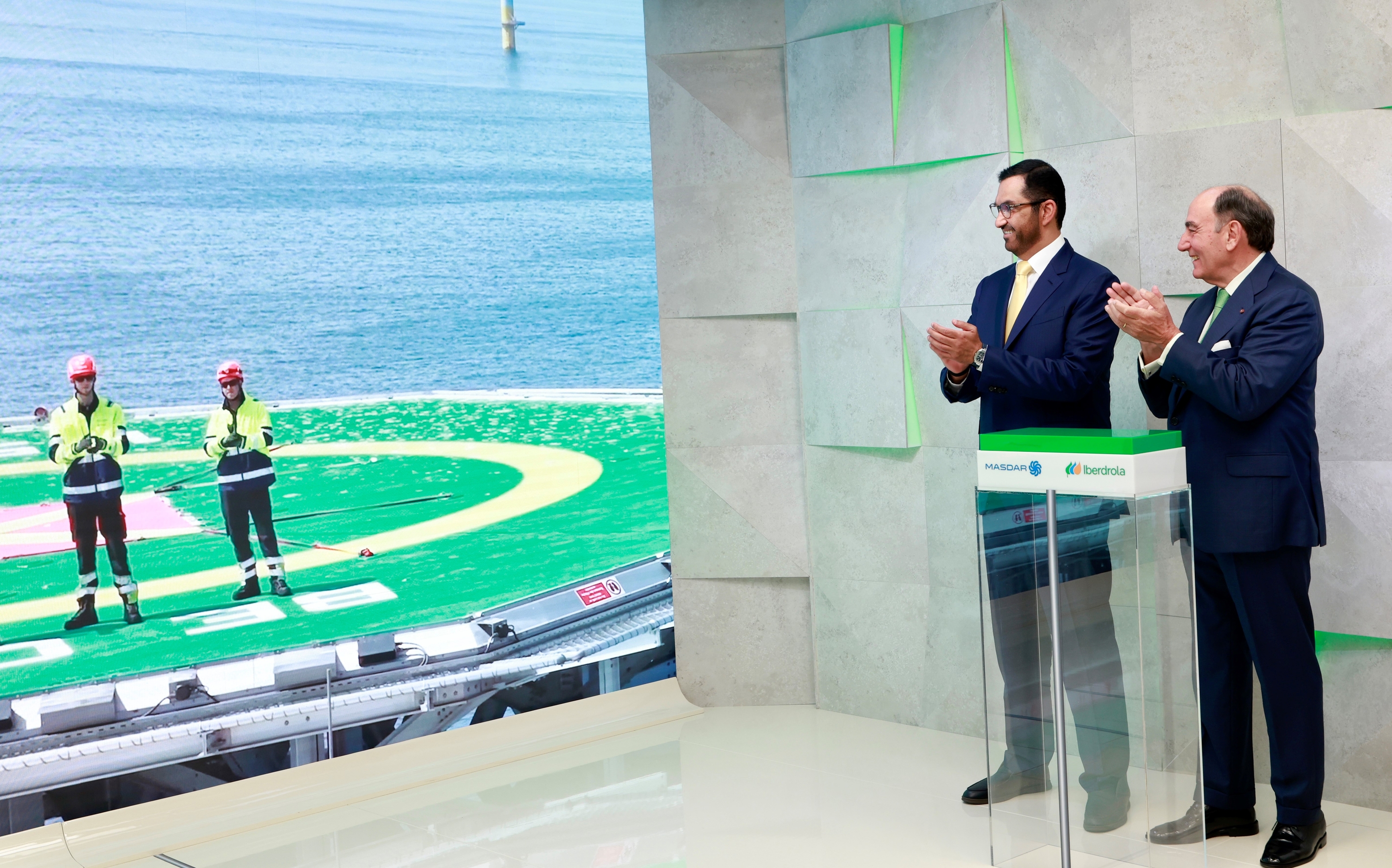 Sanchez Galan Erresuma Batuko inbertsioetako bat aurkezten Madrilen, abuztuan, Arabiar Emirerri Batuetako ordezkari batekin. MICHIEL TON / EFE