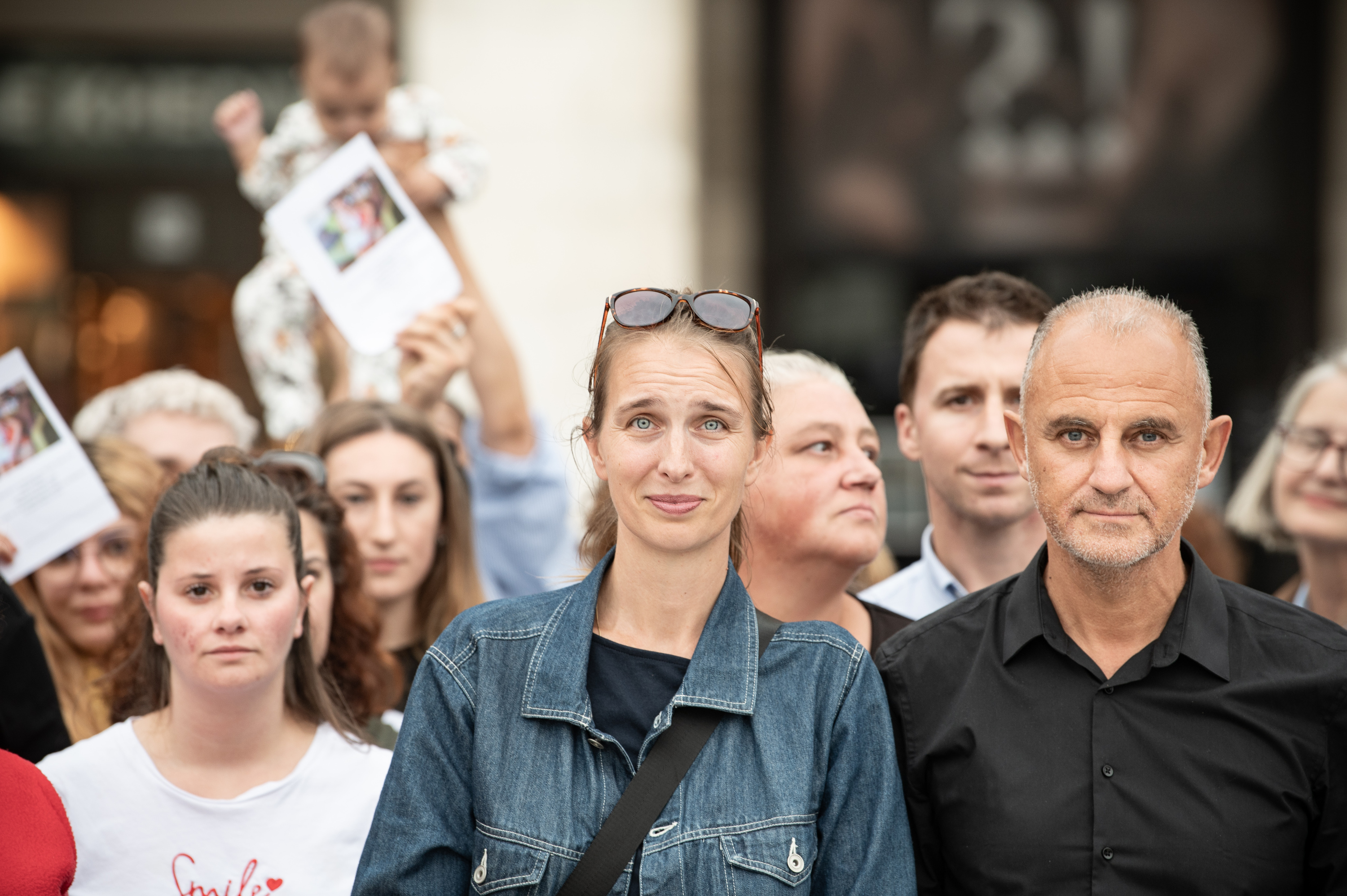 Astrid Lejue sostengatzeko elkarretaratzea, urri hasieran, Baionan. Lejuee, erdian. PATXI BELTZAIZ