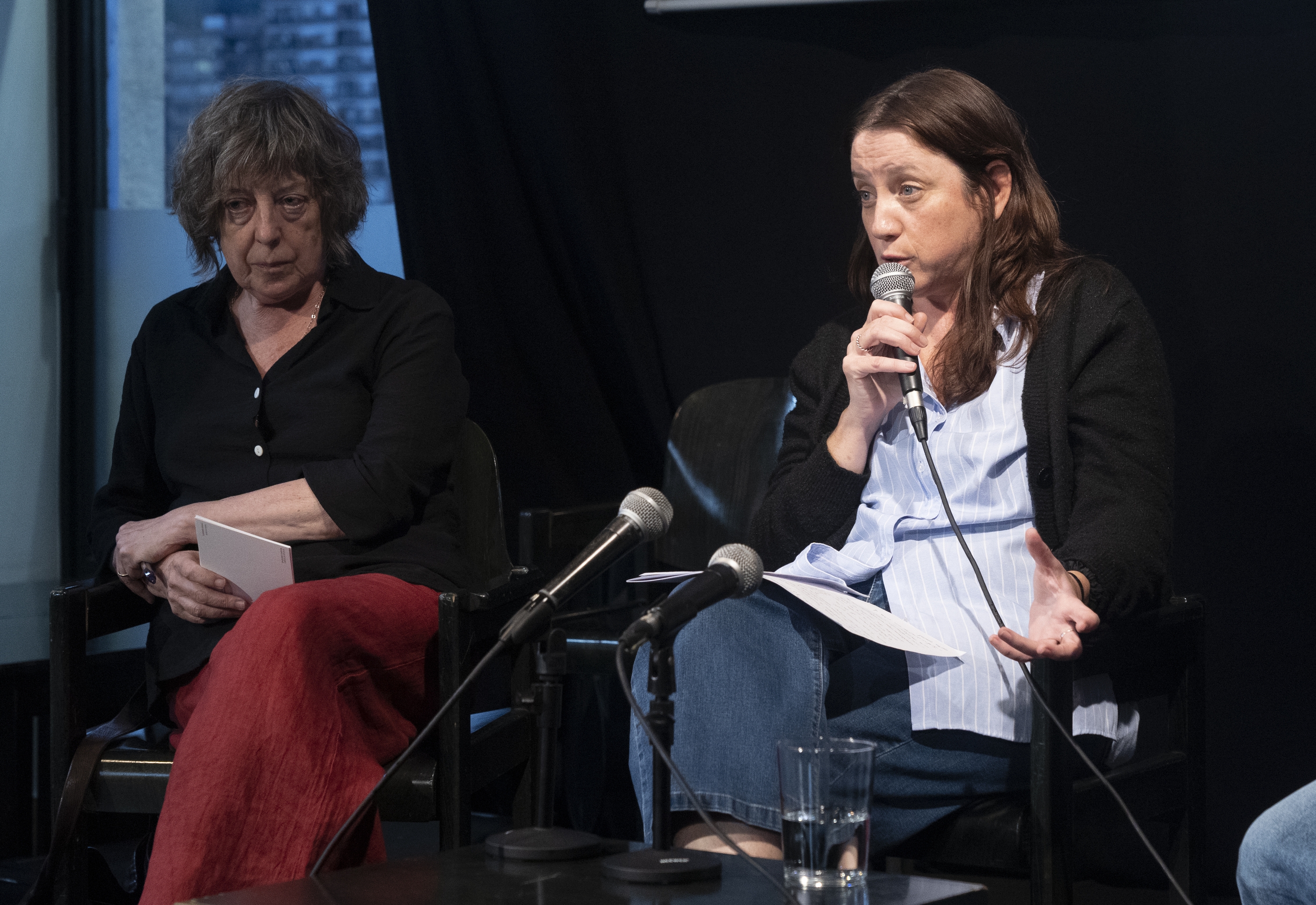 Miren Ortubai zigor zuzenbideko irakasle erretiratua eta Amanda Andrades Sumarreko feminismo eta LGTBI idazkaria Bilbon atzo, Sumar mugimenduak antolatutako mahai inguruan. RAUL BOGAJO / FOKU