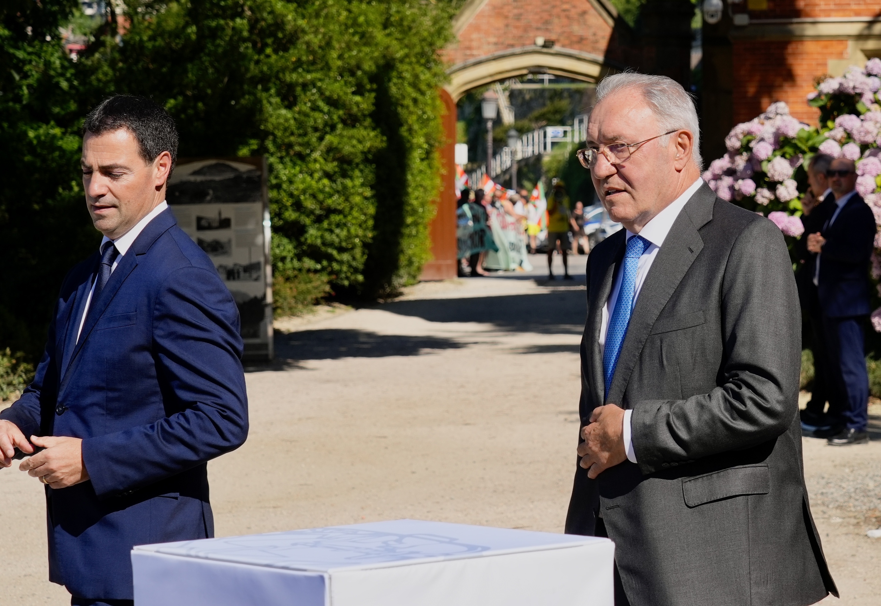 Imanol Pradales lehendakaria eta Jose Antonio Jainaga Sidenorreko presidentea, irailean, Joxe Mari Kortaren sarien banaketan. ANDONI CANELLADA / FOKU