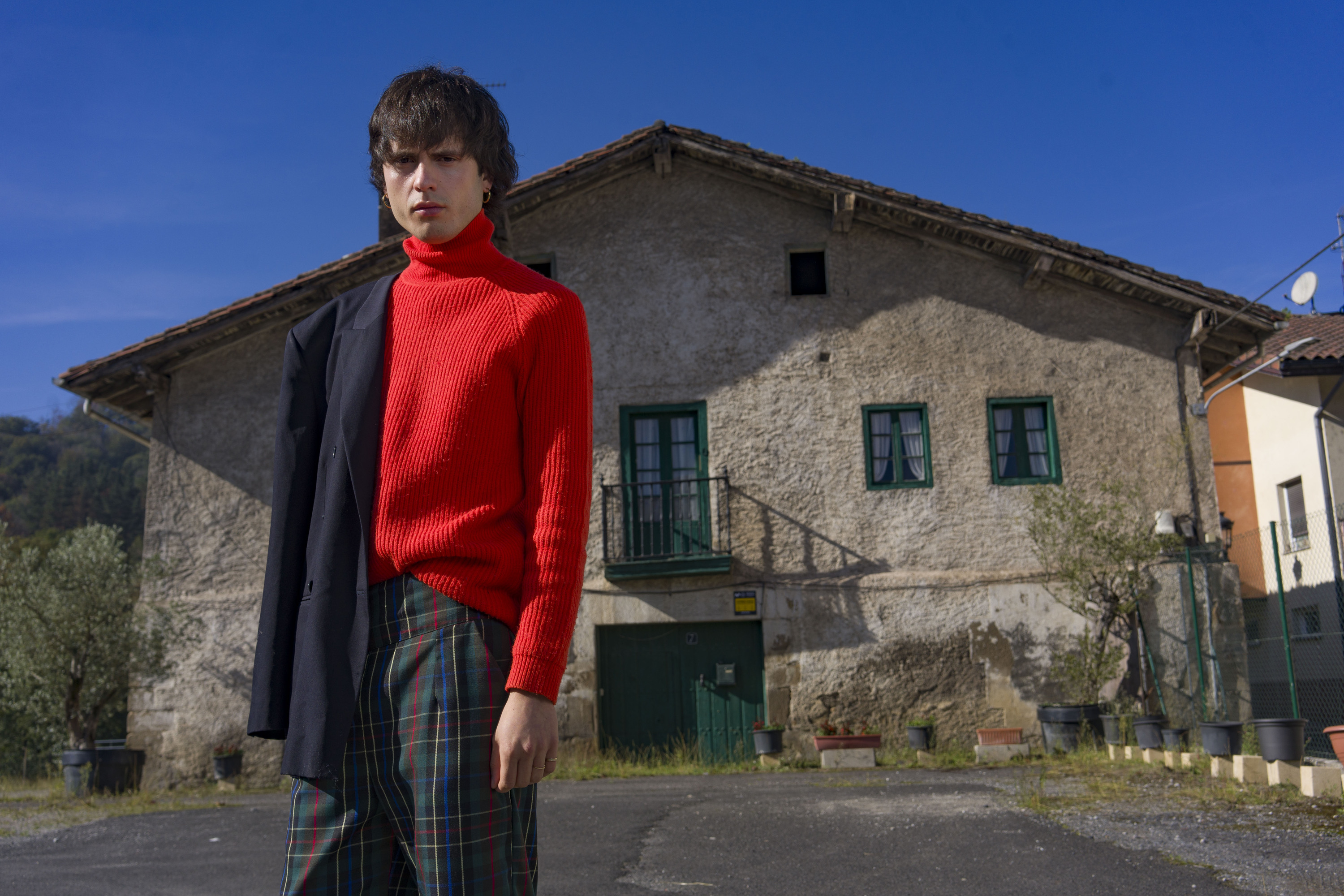 Iñigo Aranburu, aitona-amonen baserriaren aurrean, Lazkaon. JON URBE / FOKU