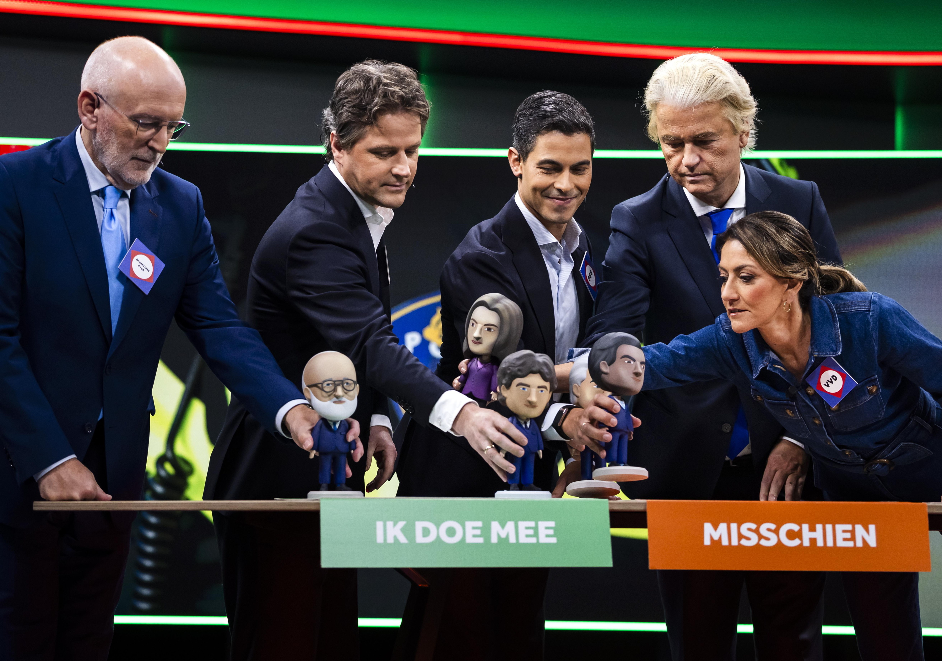 Frans Timmermans (GroenLinks-PvdA), Henri Bontenbal (CDA), Rob Jetten (D66), Geert Wilders (PVV) eta Dilan Yesilgoz (VVD) larunbatean egin zuten debate batean, Hilversumen. REMKO DE WAAL / EFE