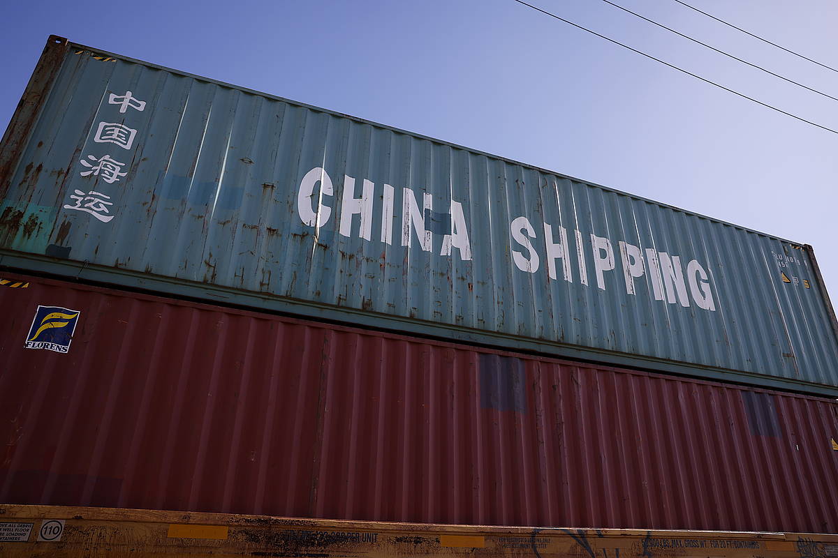 Txinatik iritsitako edukiontzi batzuk, Los Angelesko portuan. CAROLINE BREHMAN / EFE