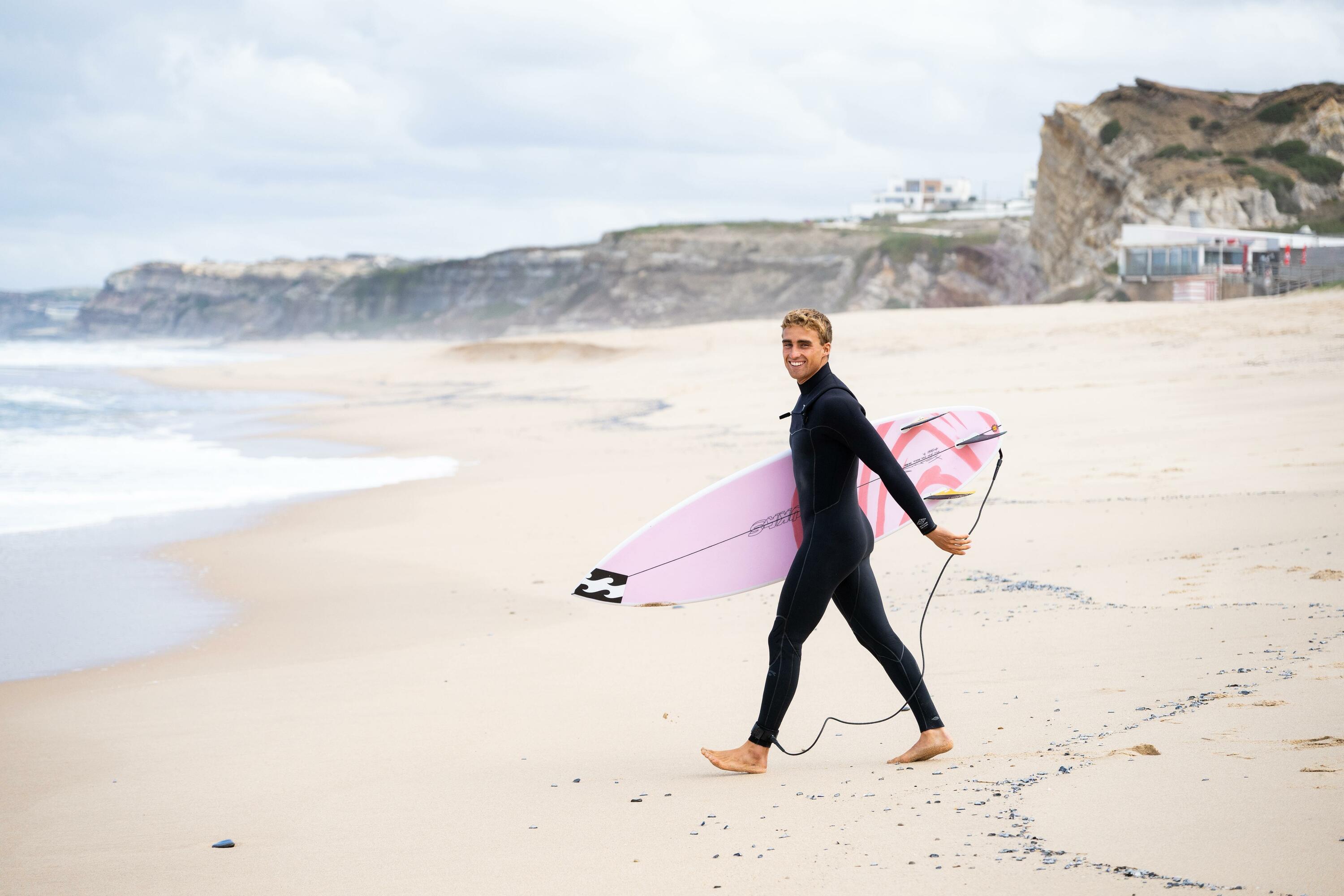 Yago Dominguez surflaria, oholarekin, uretara bidean. BERRIA