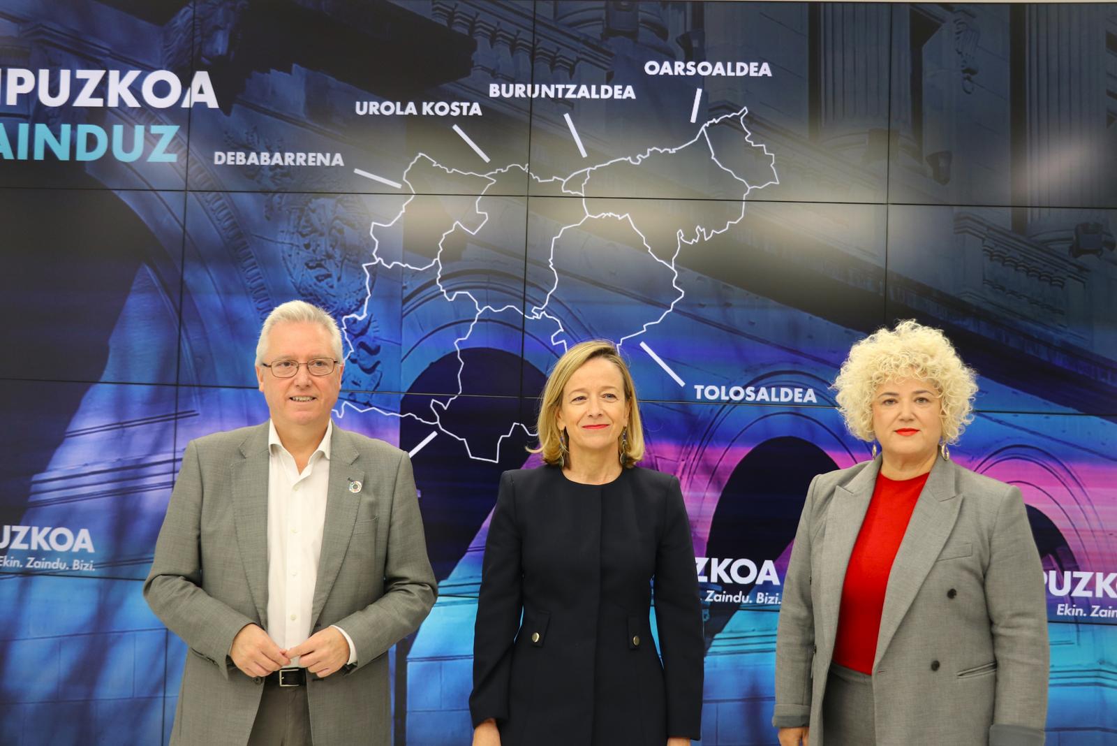 Jose Ignacio Asensio Gipuzkoako diputatuorde nagusia, Eider Mendoza diputatu nagusia eta Maite Peña Zainketa eta Gizarte Politiketako diputatua, gaur, Donostian. GIPUZKOAKO FORU ALDUNDIA