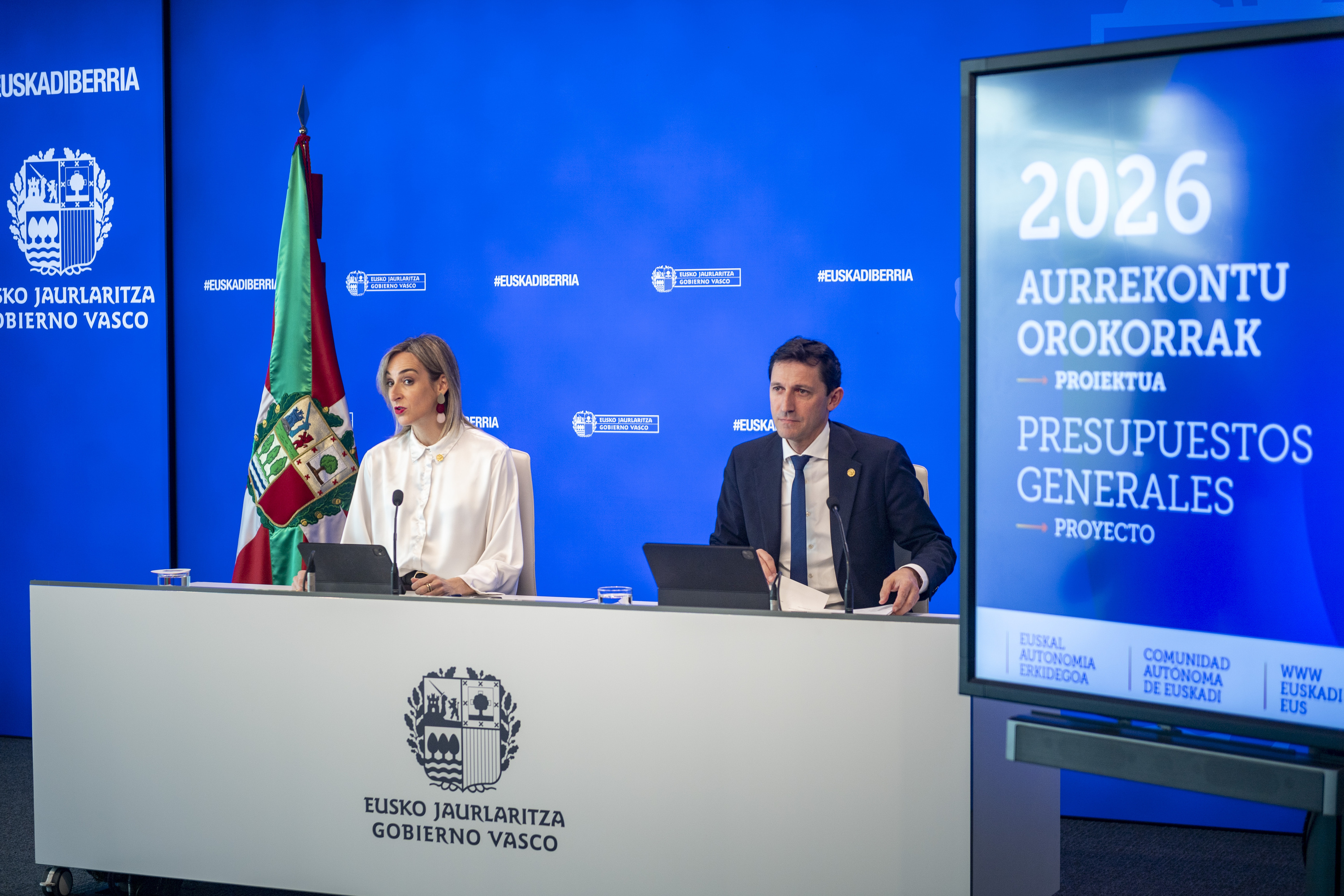 Maria Ubarretxena eta Noel D'Anjou sailburuak, gaur, Gasteizen. JAIZKI FONTANEDA / FOKU