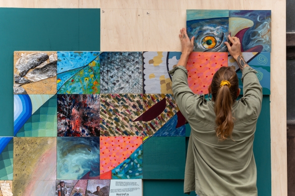 Andrea Gouraud, Beran izokinaren omenez egin duten artelaneko piezak jartzen, urriaren 25ean. AITOR KARASATORRE / FOKU Andrea Gouraud, Beran izokinaren omenez egin duten artelaneko piezak jartzen, urriaren 25ean. AITOR KARASATORRE / FOKU