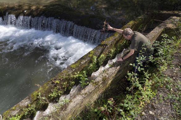Jose Ardaiz, Oronoz inguruko presa bateko izokinentzako eskailerak garbitzen, iazko irailean. IÑIGO URIZ / FOKU Jose Ardaiz, Oronoz inguruko presa bateko izokinentzako eskailerak garbitzen, iazko irailean. IÑIGO URIZ / FOKU