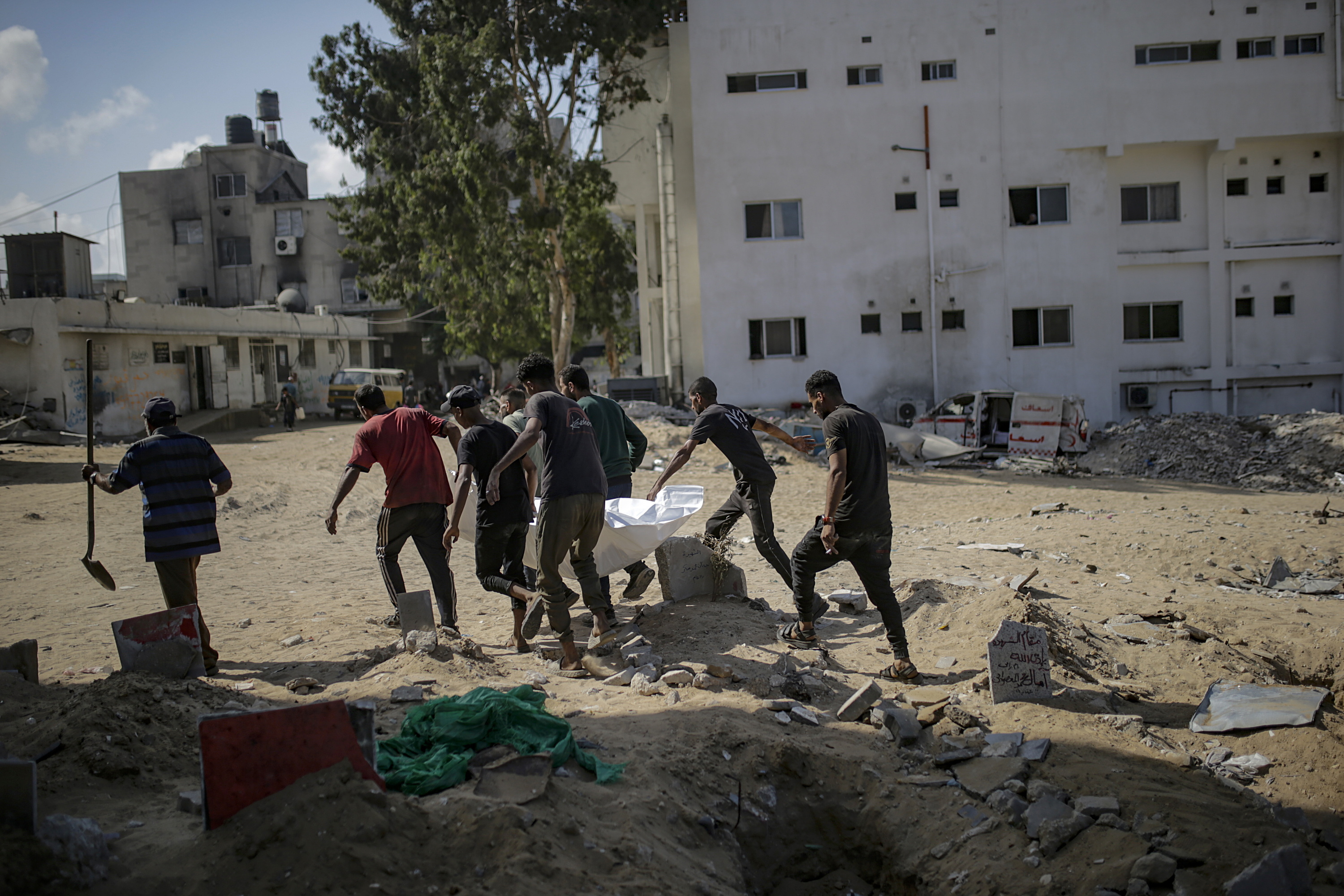 Gazatarrak beren senideen gorpuak berreskuratzen, Gaza hiriko Al-Xifa ospitalean, aurreko astean. MOHAMMED SABER/EFE