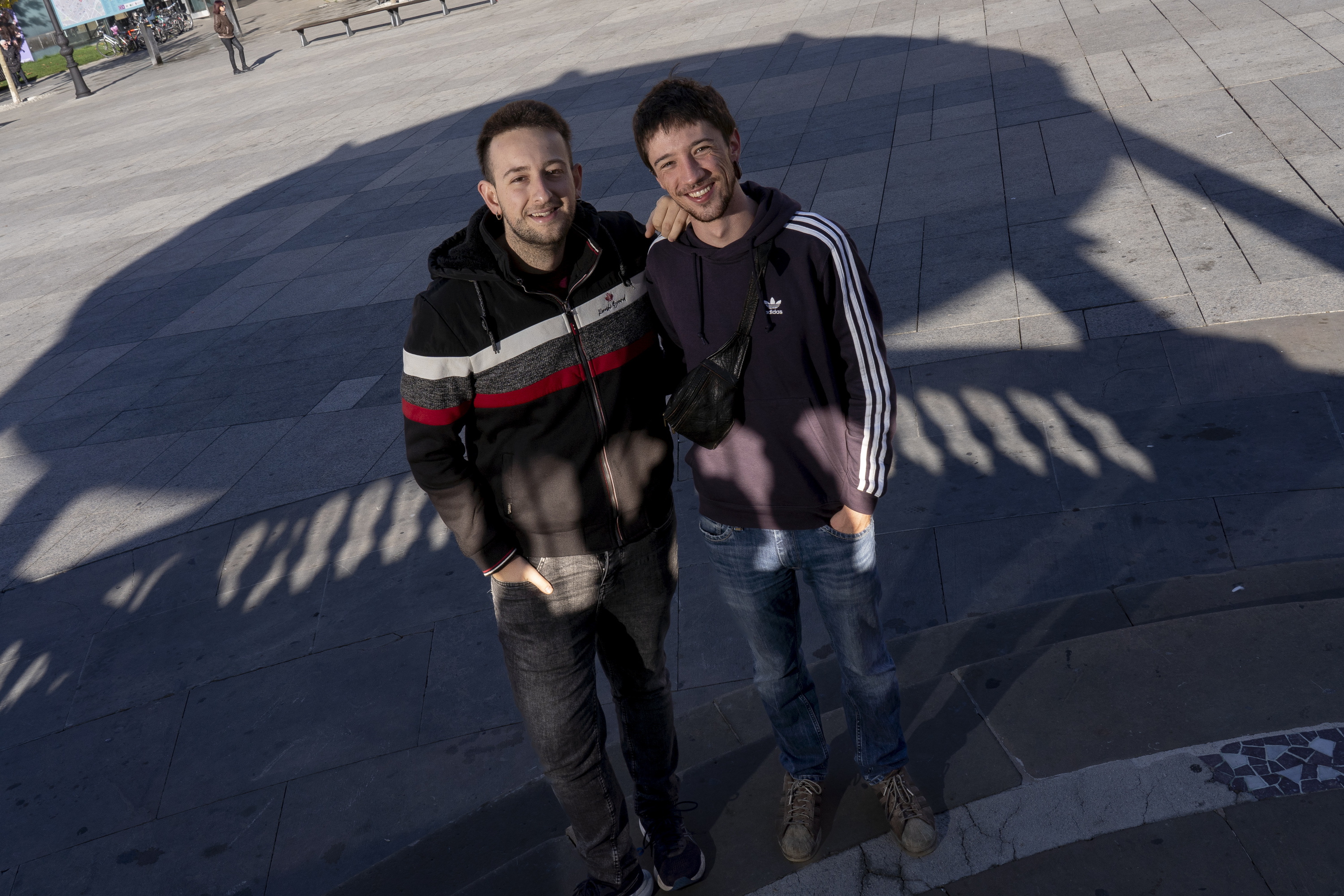 Asier Capon eta Jokin Barriola musikariak, iragan asteartean Iruñeko Gazteluko plazan. IÑIGO URIZ / FOKU