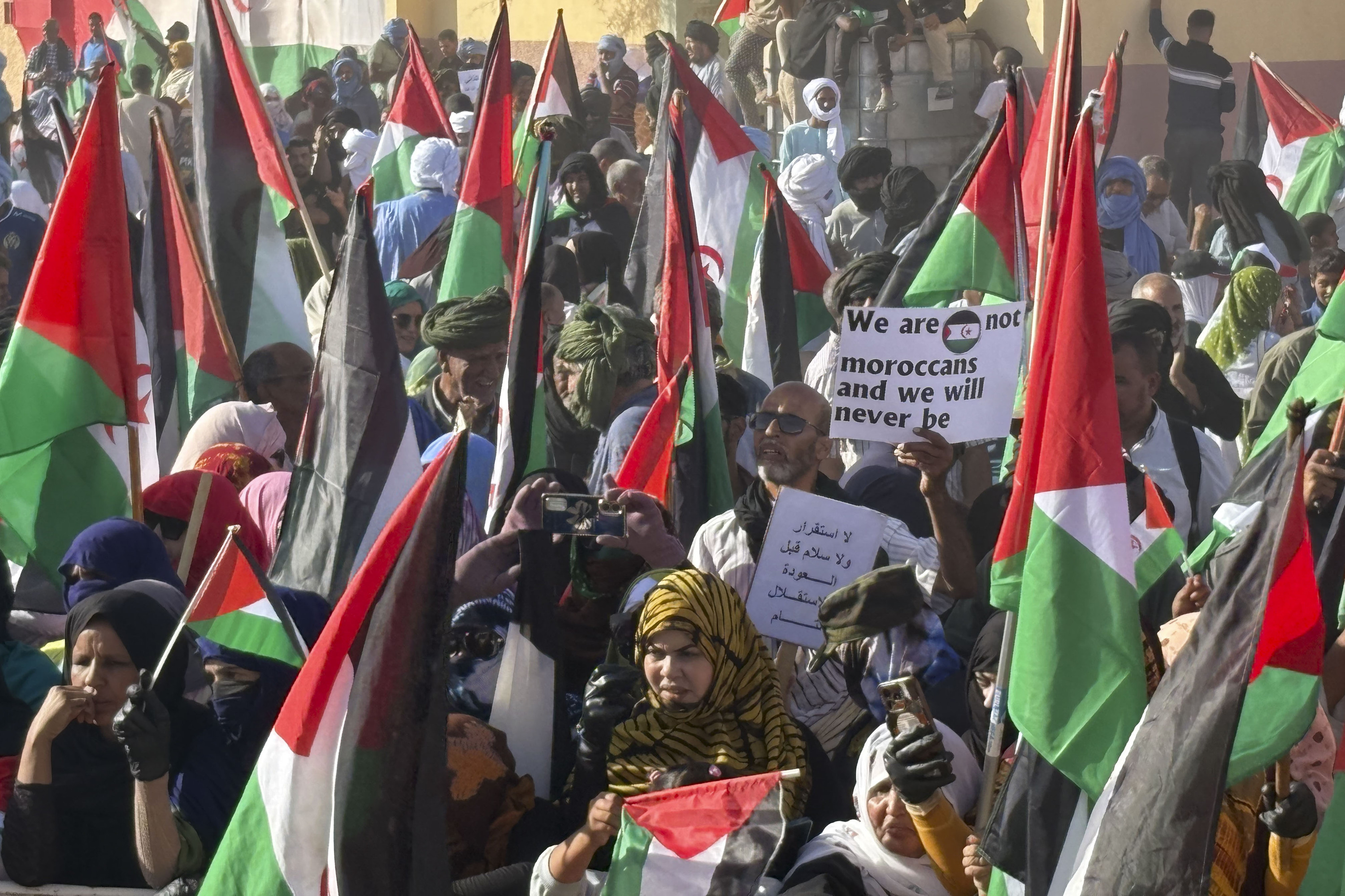 Errefuxiatu saharar batzuk Tindufen protesta egiten, astelehenean. MAHFUD BECHRI / EFE