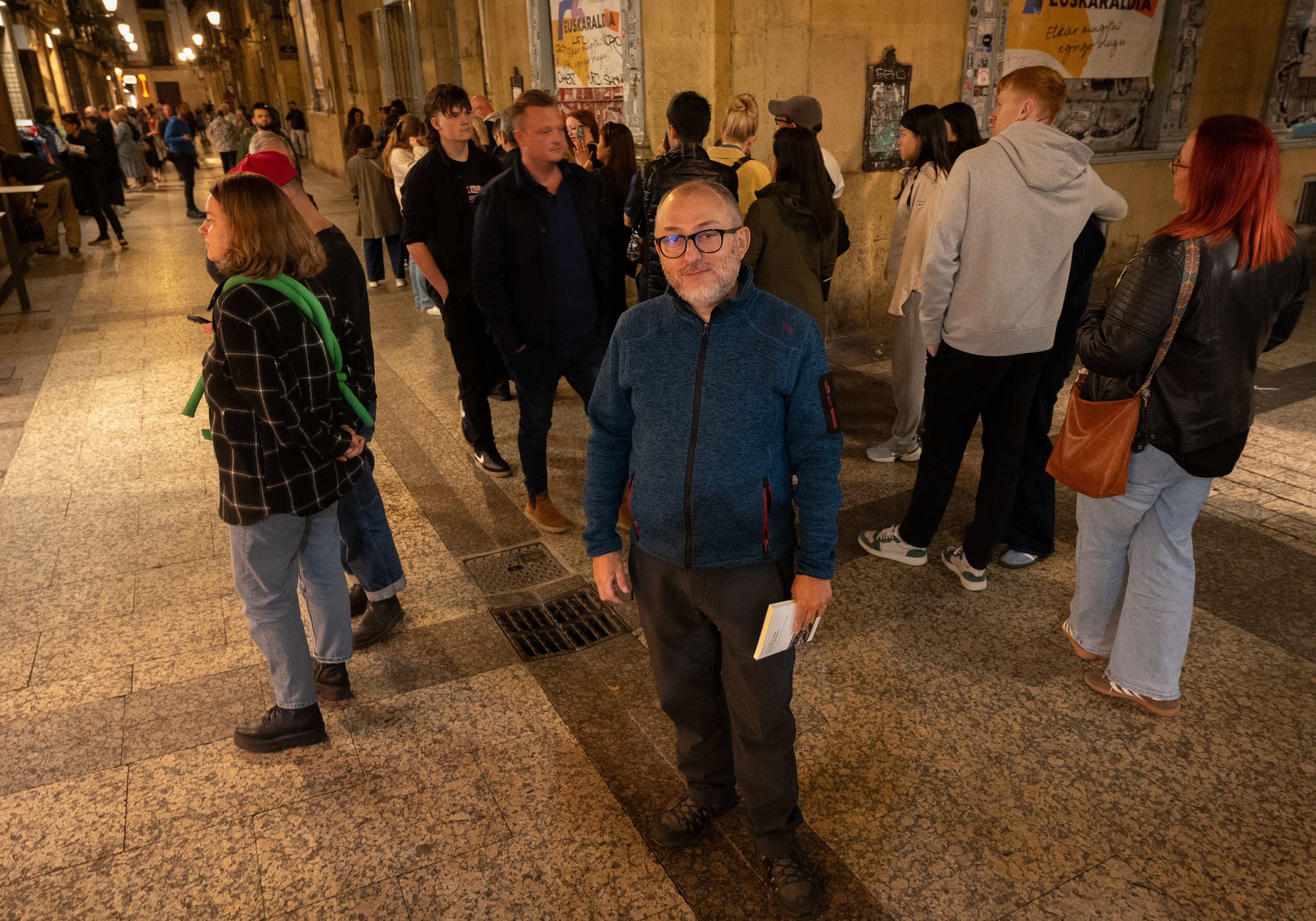 Marco Santopadre idazle eta kazetaria, astearte iluntzean, Donostiako Parte Zaharrean. GORKA RUBIO / FOKU