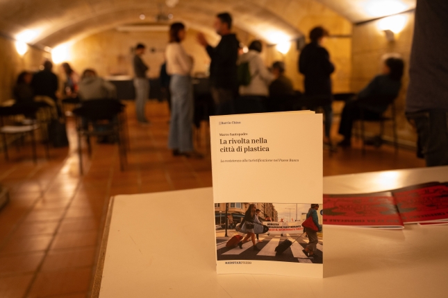 'La rivolta nella citta di plastica' liburuaren aurkezpena egin dute Donostian.