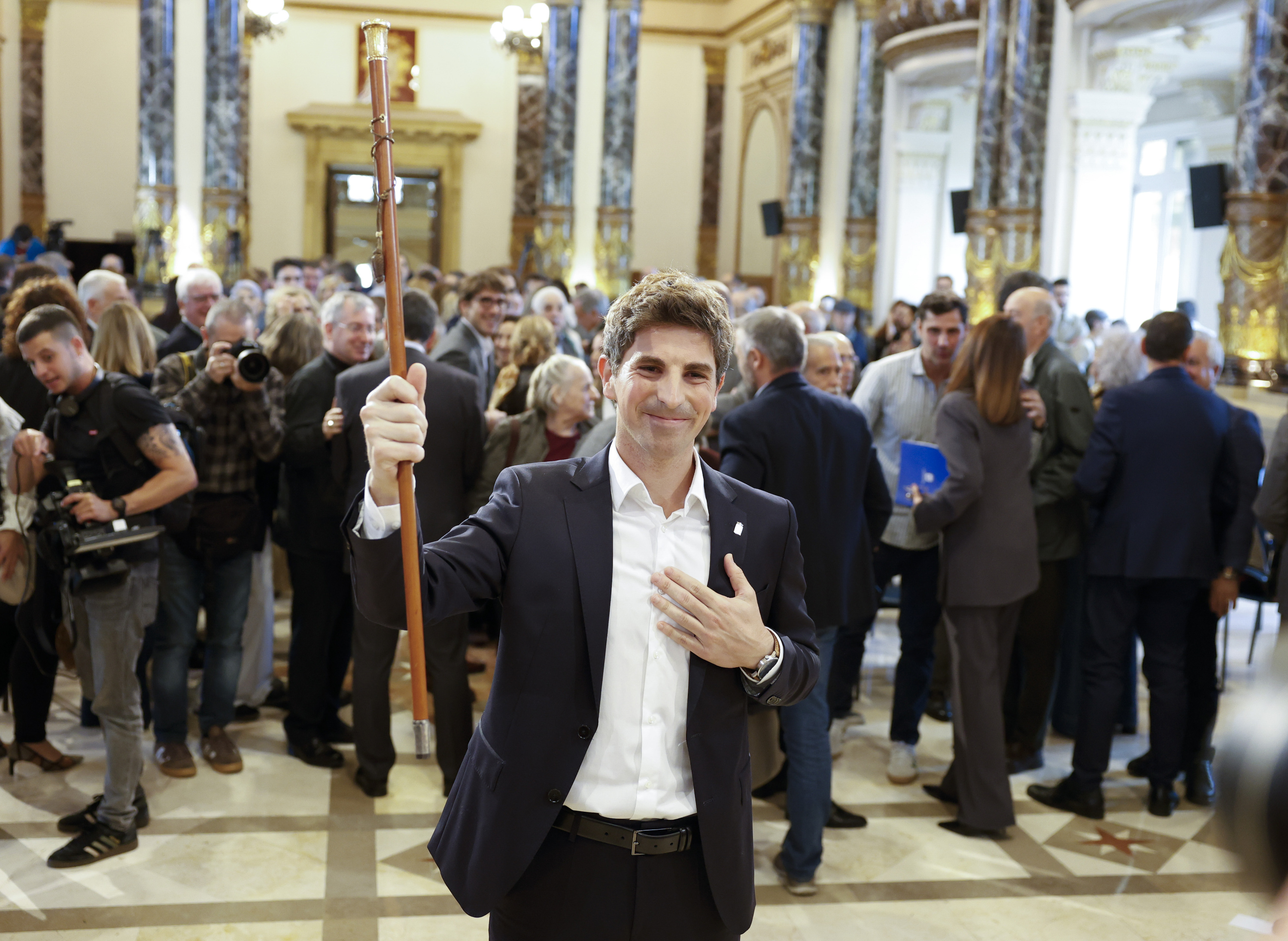 Jon Insausti Donostiako alkatearen aginte makilarekin. JUAN HERRERO / EFE