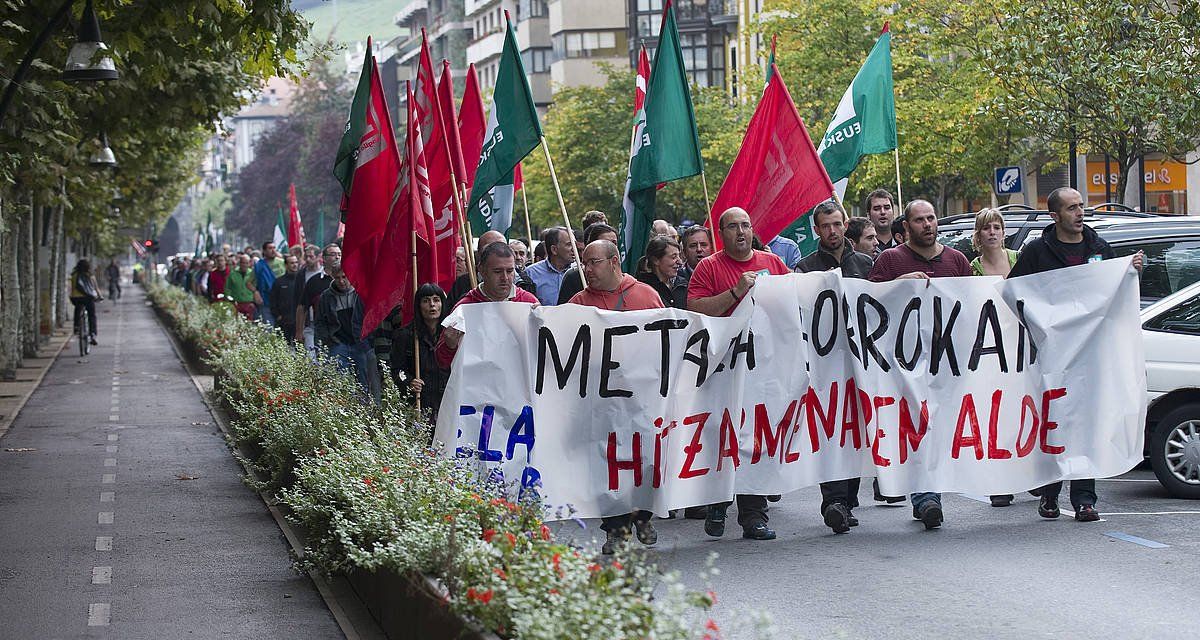 2010. urteko argazkia. Gipuzkoako metalean hainbat greba egun egin zituzten langileek, sektoreko hitzarmena helburu. JON URBE