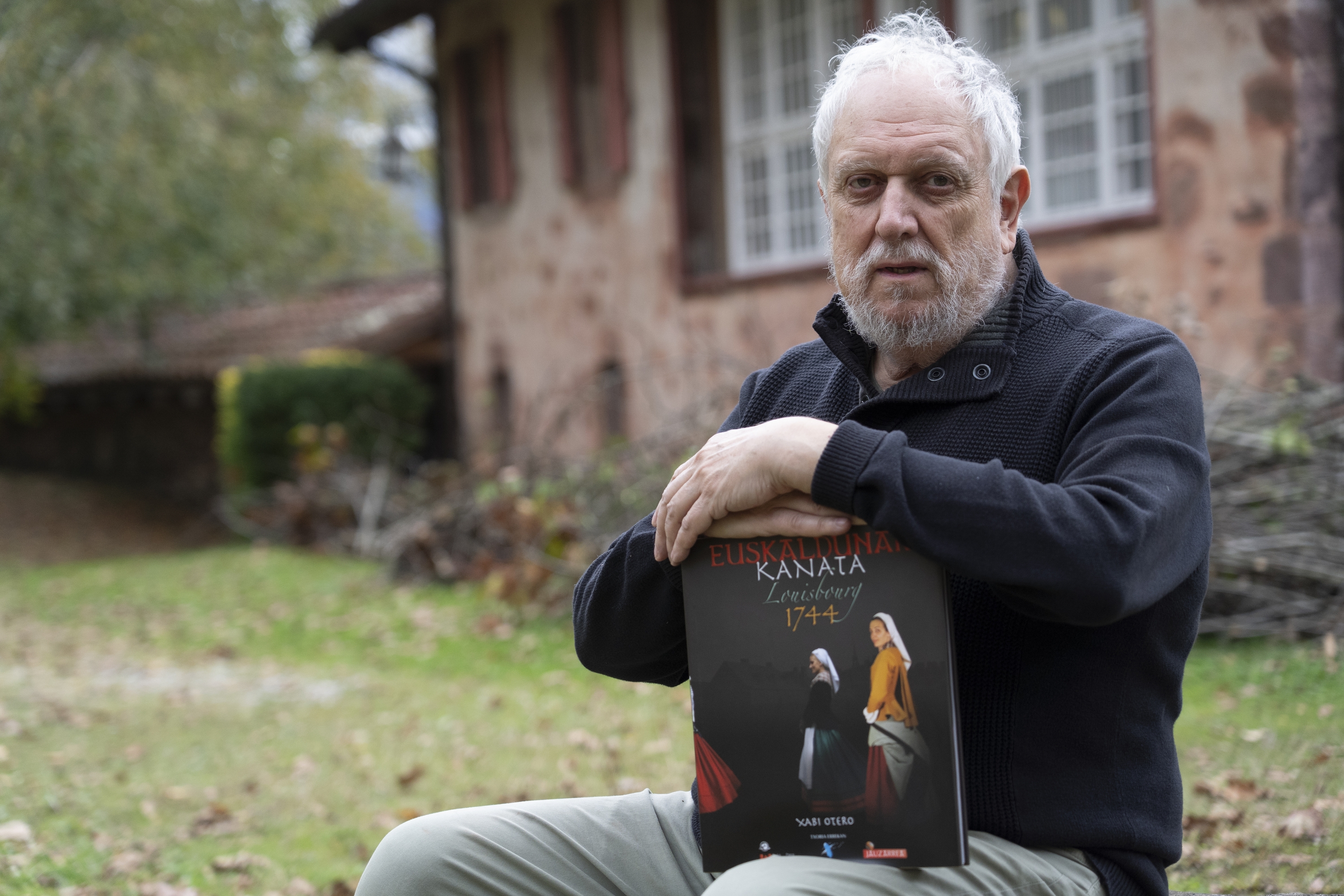 Xabi Otero, liburua hartuta, Arraiozko Jauregizarren, asteazkenean. JAGOBA MANTEROLA / FOKU