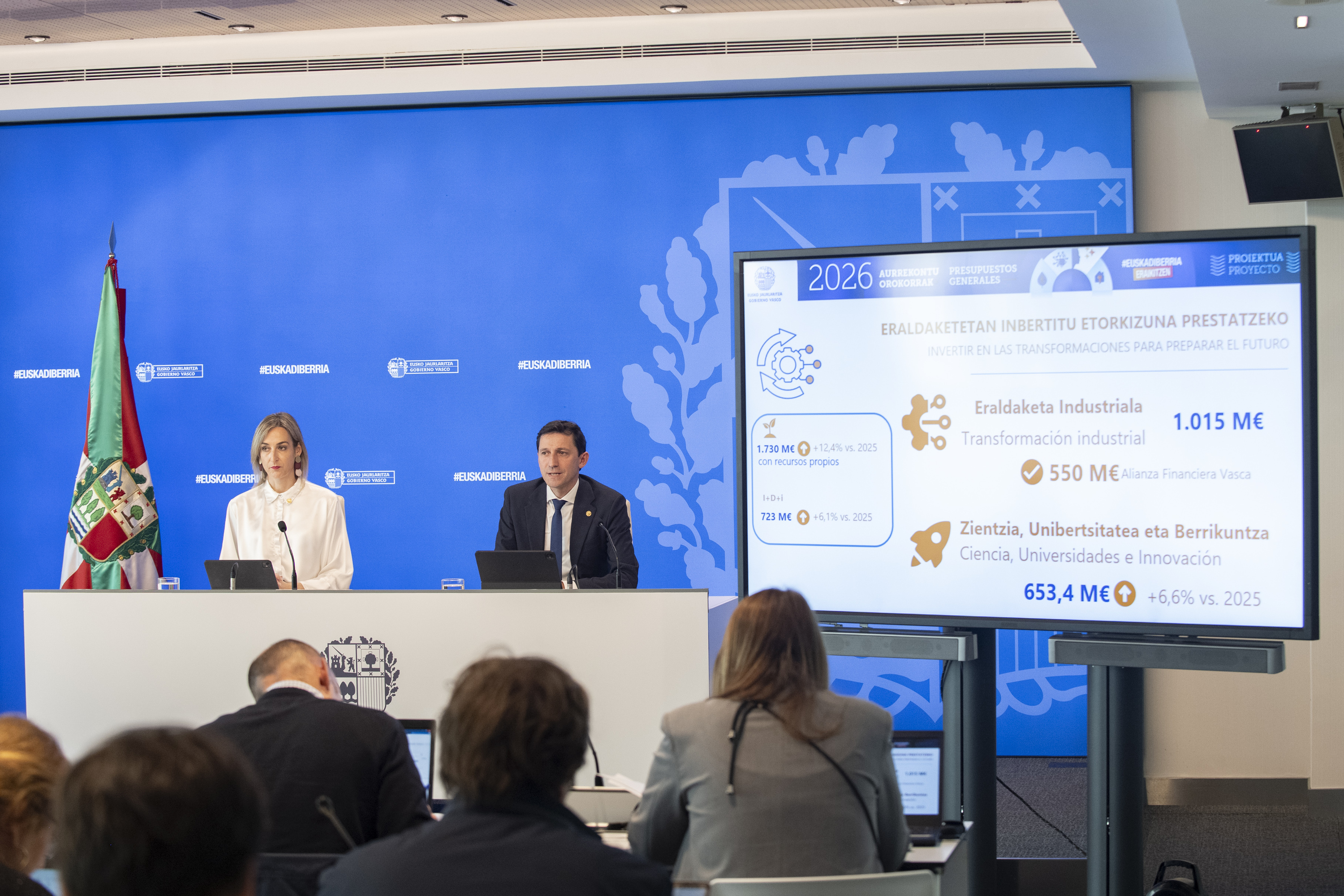 Maria Ubarretxenea eta Noel D'Anjou sailburuak Jaurlaritzaren aurrekontuen aurreproiektuaren berri ematen. IREKIA