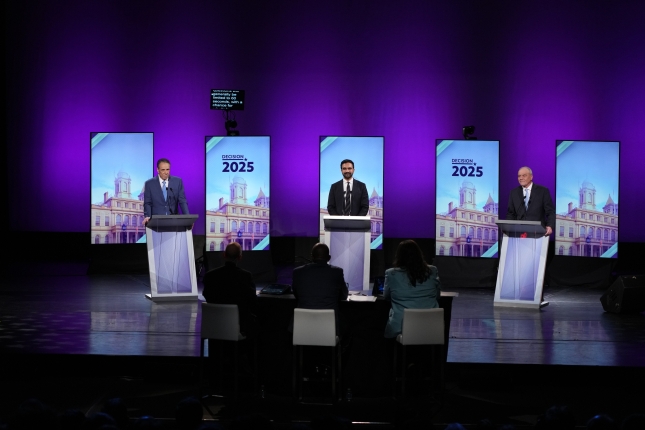 Cuomo, Mamdani eta Sliwa, azken hauteskunde debatean, urriaren 22an. HIROKO MASUIKE / EFE