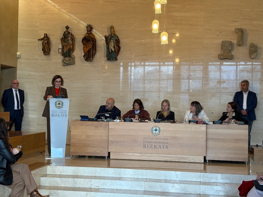 Elixabete Etxanobe Bizkaiko ahaldun nagusia, gaur, Gerediagako batzar etxean, Bizkaiko Batzar Nagusien kontrol saioan. BERRIA
