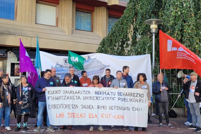 EHUko sindikatuen protesta, gaur goizean, Gasteizen. BERRIA EHUko sindikatuen protesta, gaur goizean, Gasteizen. BERRIA