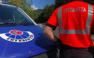 Ertzaintzaren auto bat eta ertzain bat, artxiboko irudi batean. BERRIA