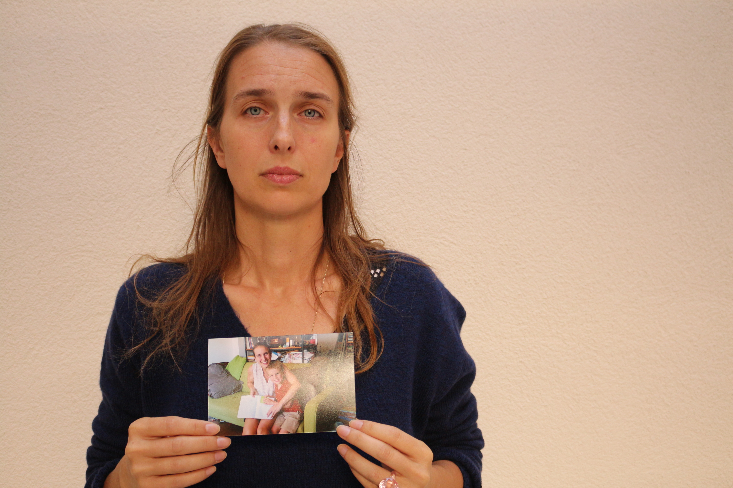 Astrid Lejuee, eskuetan beraren eta bere semearen argazki bat duela, gaur, Baionan. L.C.E