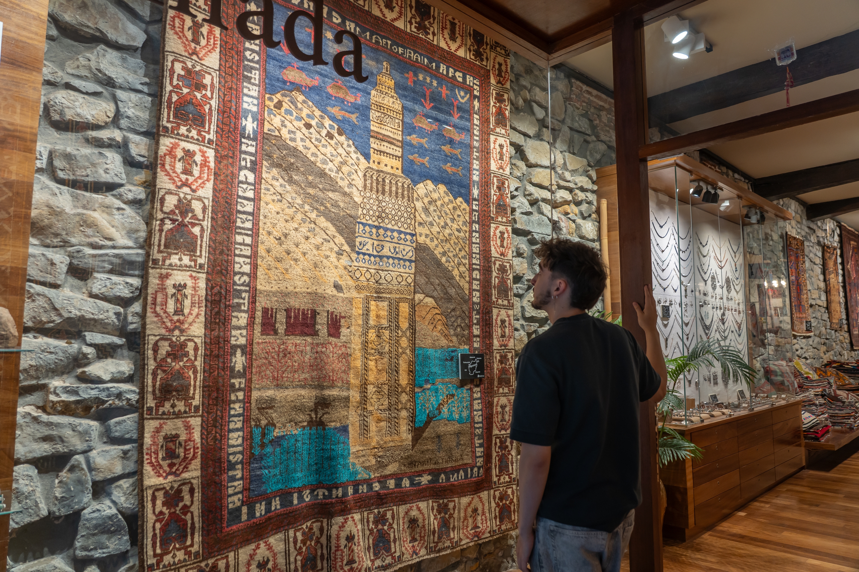 Nomada dendaren sarreran dagoen alfonbra erraldoia: Afganistango Jameko minaretea, helikopteroz eta misilez inguratuta. ANDONI CANELLADA / FOKU