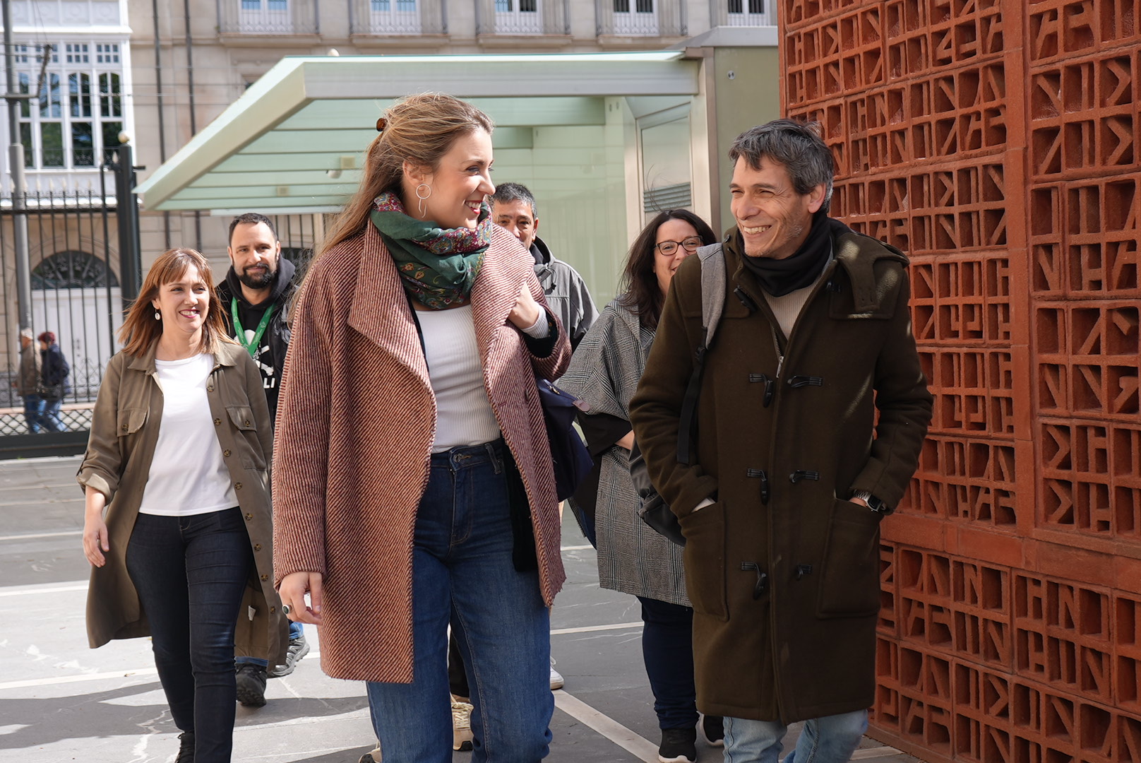 Alba Garcia eta Jon Hernandez Sumarreko kideak, Eusko Legebiltzarraren atarian. SUMAR