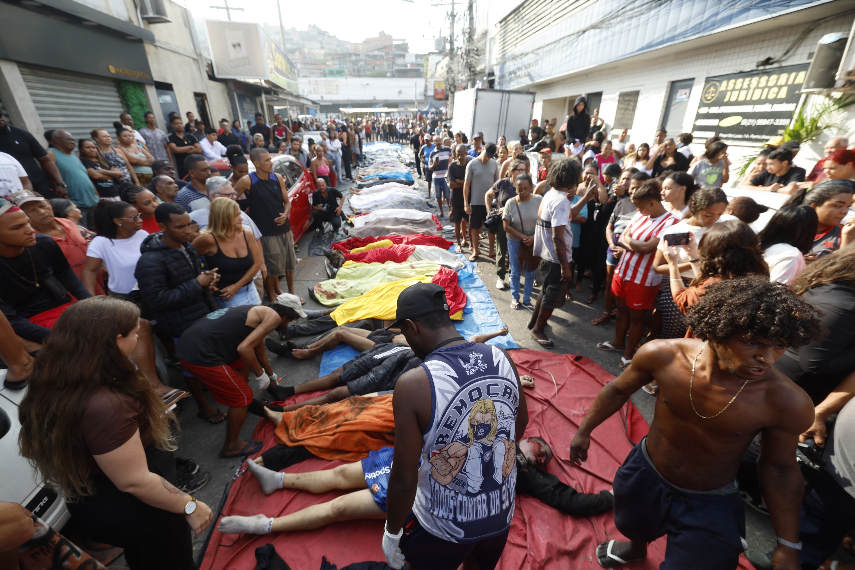 Operazioan hildakoen zenbait gorpu, gaur, Rio de Janeiroko Penha favelan (Brasil). ANTONIO LACERDA / EFE