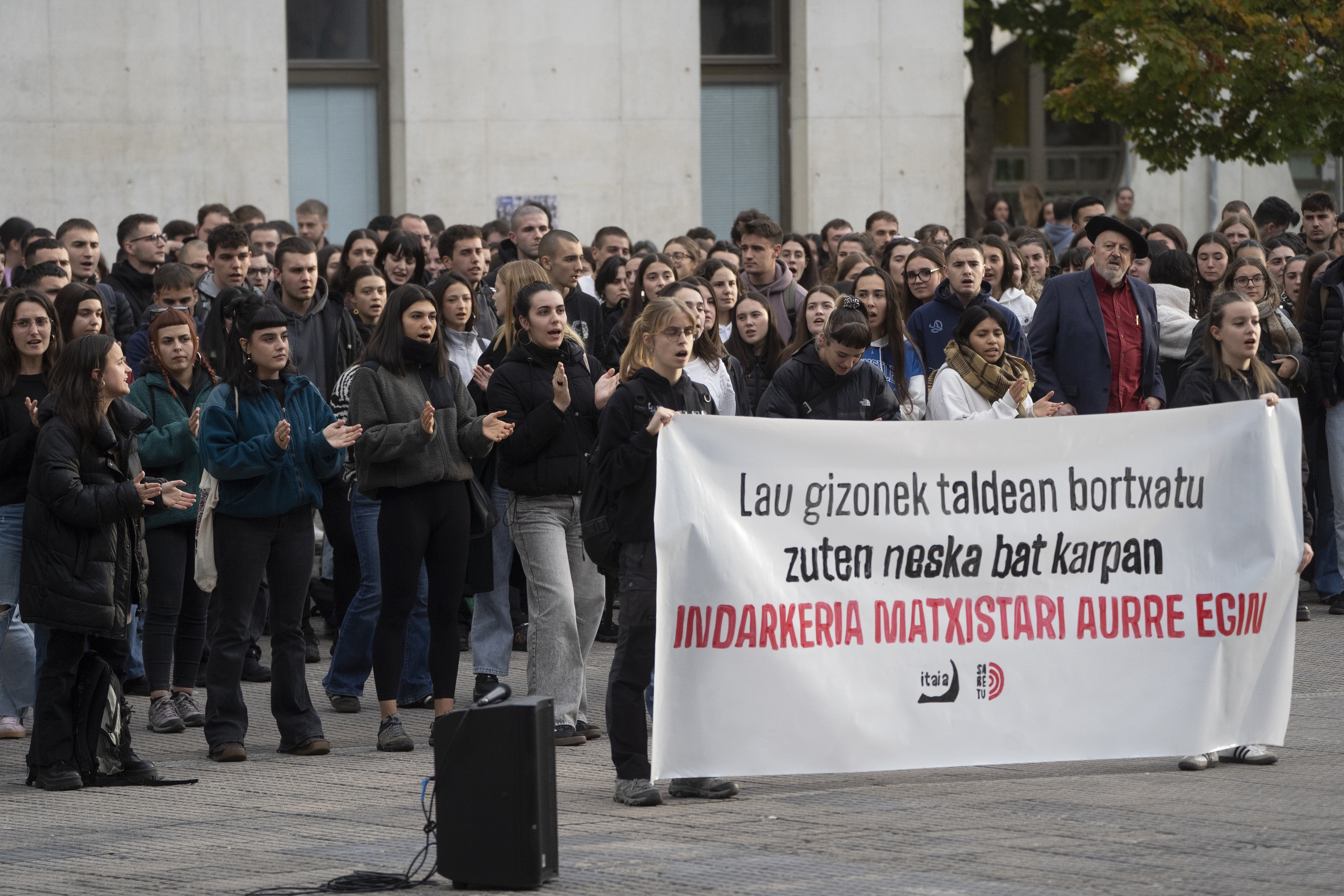 Saretuk eta Itaiak deitutako elkarretaratzea, gaur, NUPen. JAGOBA MANTEROLA / FOKU