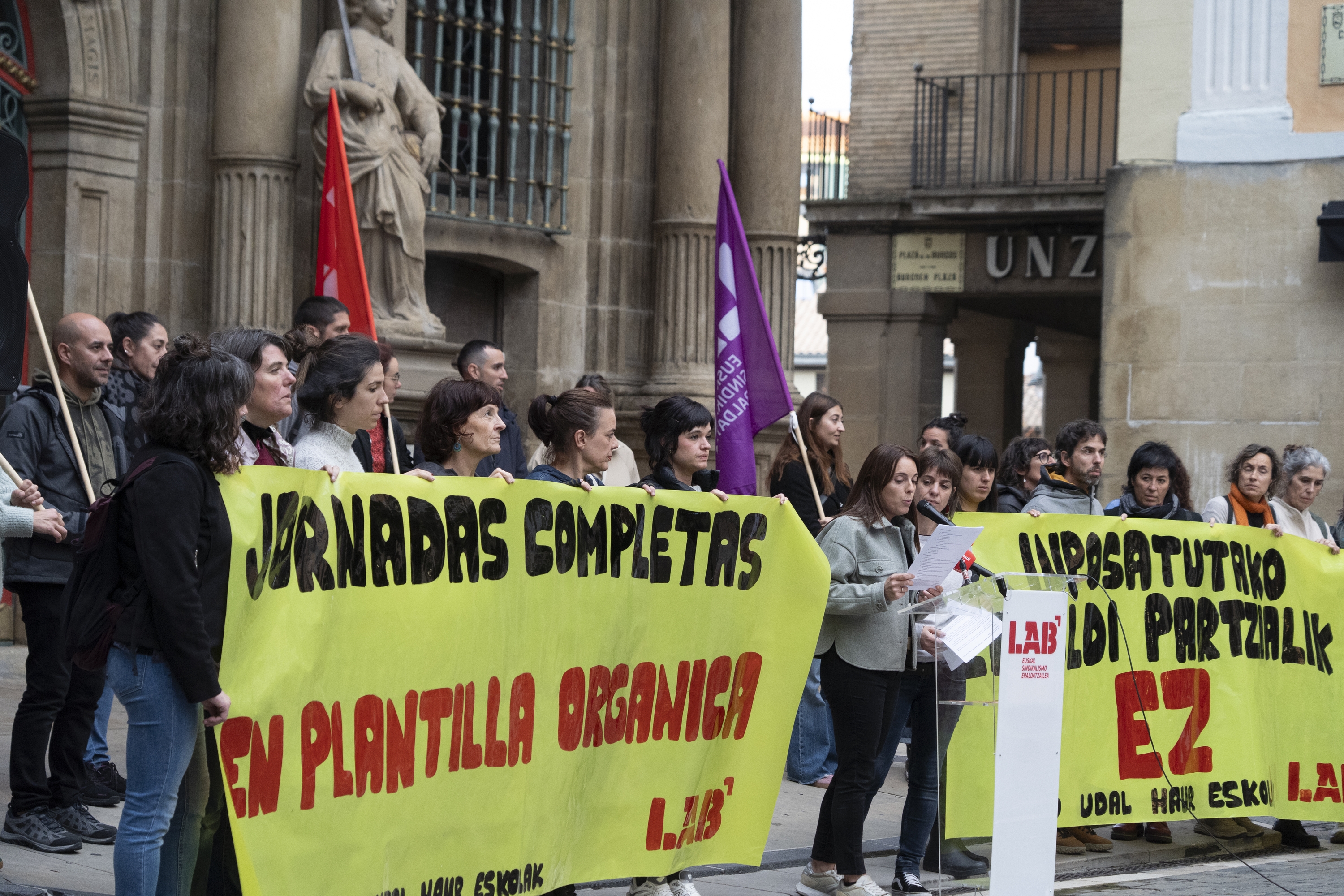 Haur eskolen egoera salatzeko elkarretaratzea egin du LABek, Iruñeko Udaletxe plazan. JAGOBA MANTEROLA / FOKU