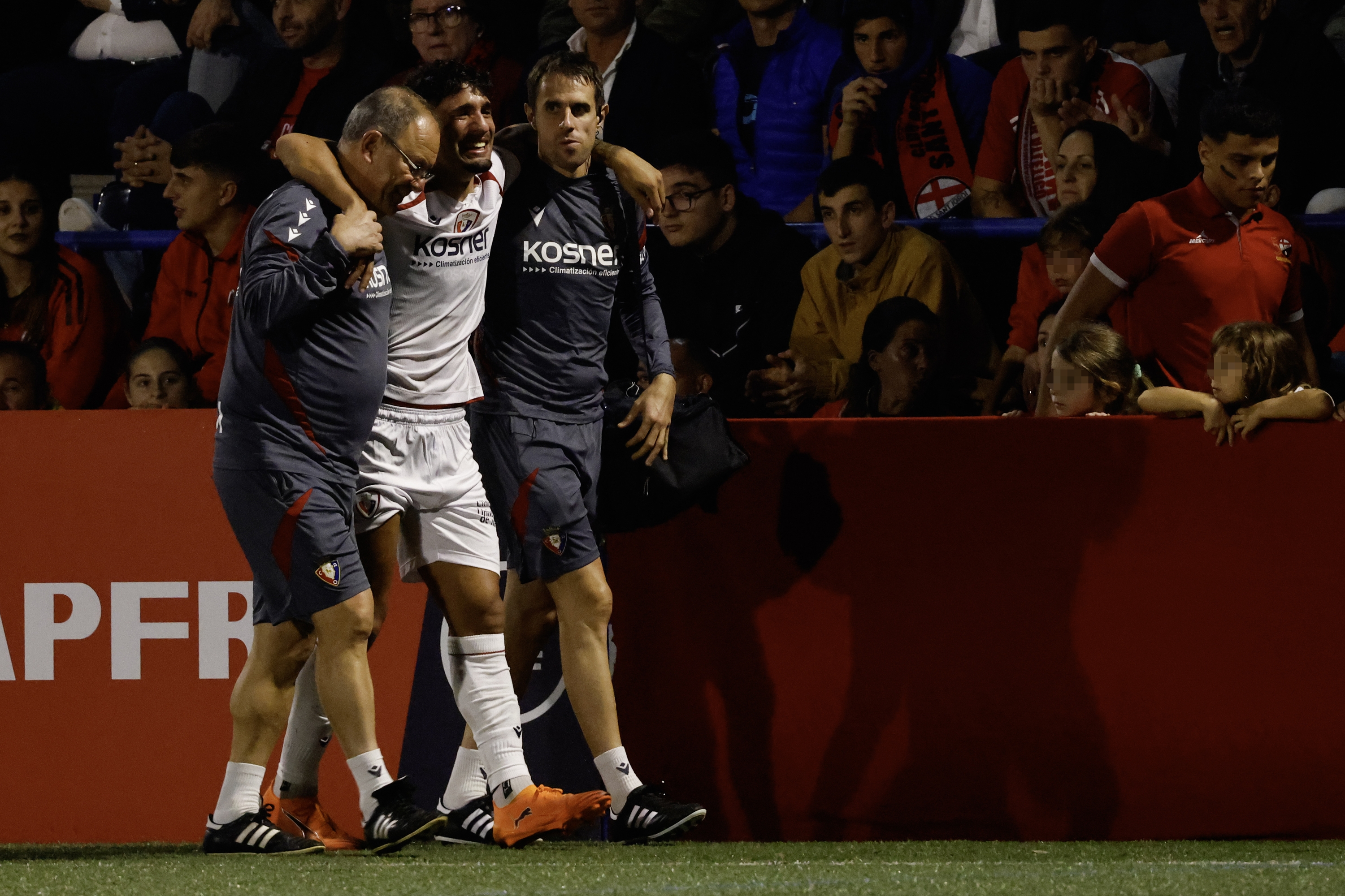 Iker Benito, zelaia uzten, min hartu eta gero. CATI CLADERA / EFE